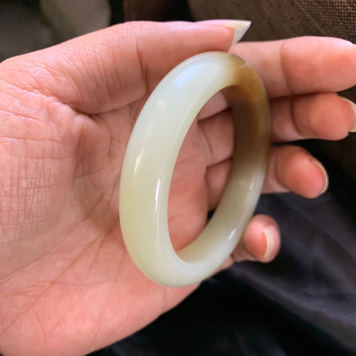 和田玉55.5圈口且末糖料手镯，镯型古朴典雅。在诗情画意的雨巷相遇，你是我腕间的一抹风情，有你眸有深情.清风荡漾湖间静水，我愿俯身低眉，在烟波涟漪处寻你