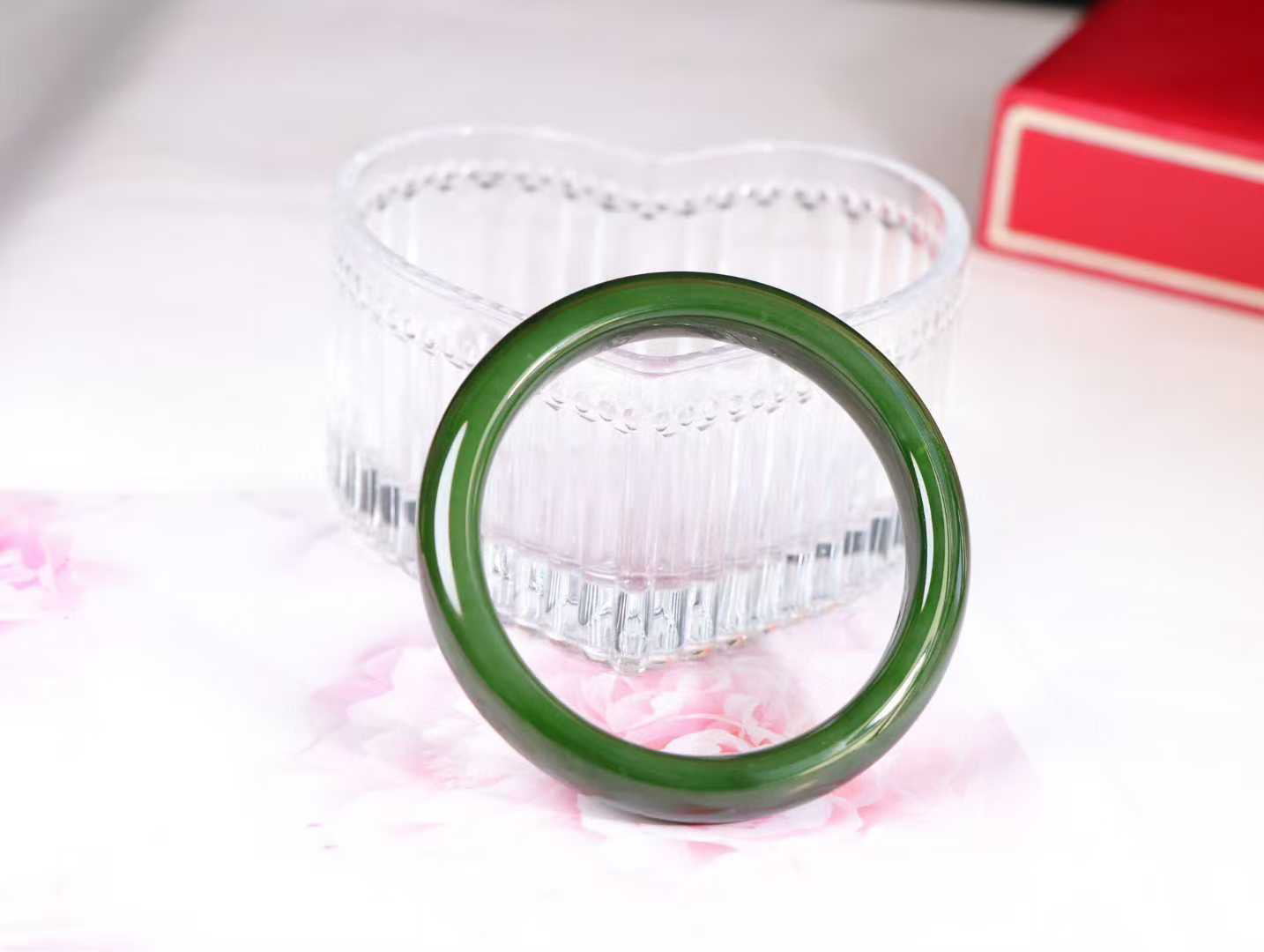 【腕间柔情】

和田玉碧玉菠菜绿手镯，俄料七号矿 红皮老料，玉质温润细腻 油性十足，色泽匀称，