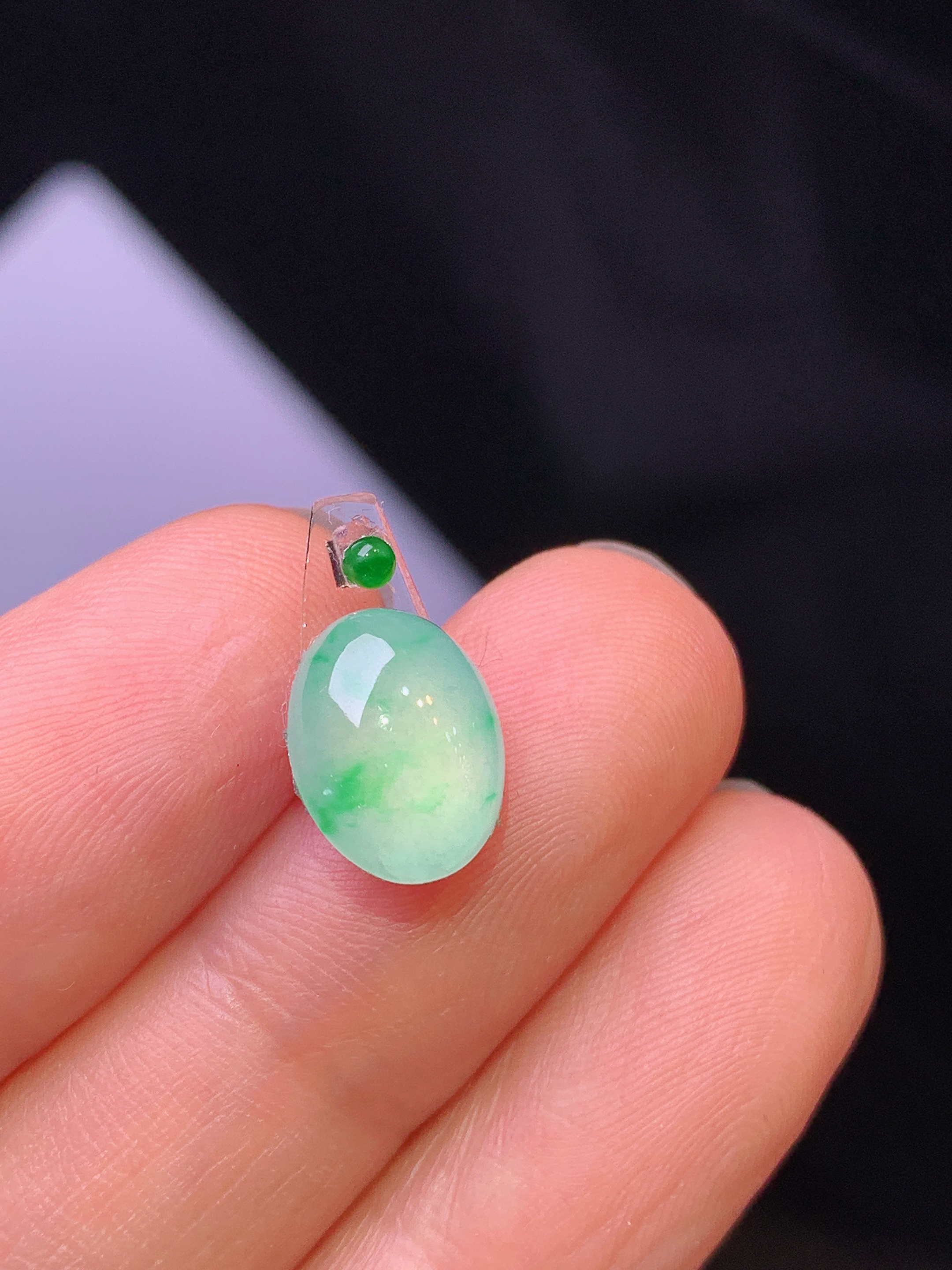 镶嵌款 冰种飘绿蛋面吊坠 玉质细腻 色泽艳丽清新 水润亮眼 整体尺寸10.3*8*4*2x