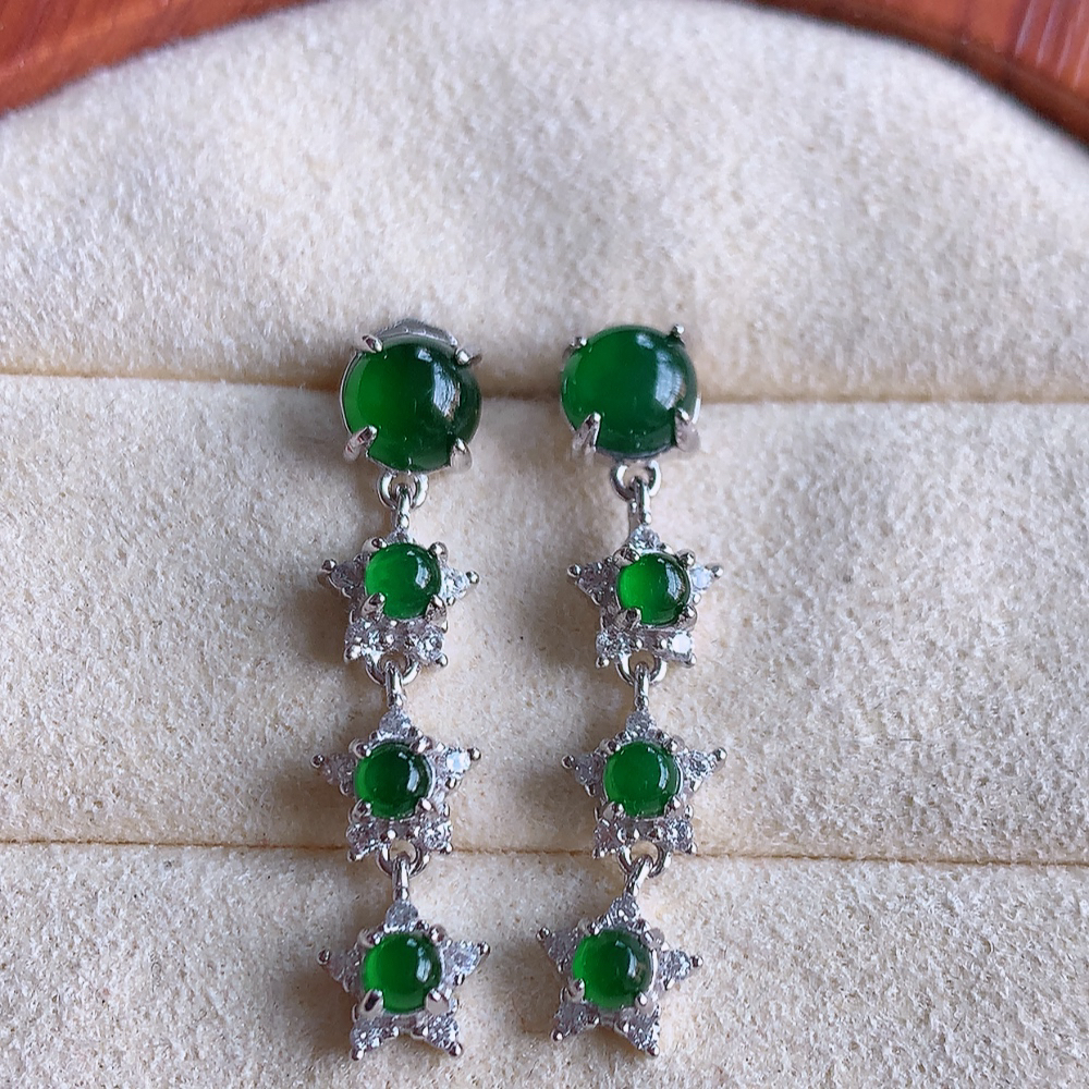 冰润满绿翡翠925银镶嵌耳钉，自然光实拍，翠色灵动，颜色漂亮，种老水足，品相佳，佩戴佳品！W815.15  取一整体尺寸：26-5.5-3.8mm  裸石尺寸：5.3mm
