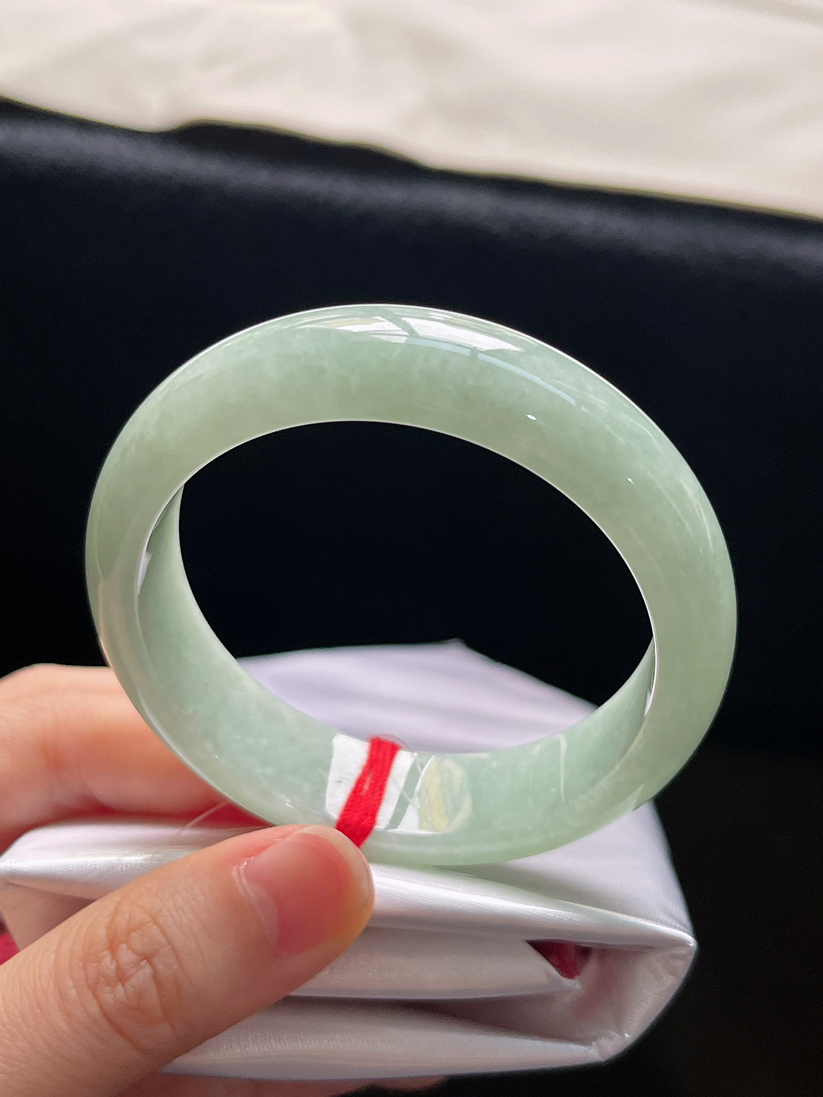 正圈52圈口，翡翠糯化种淡绿色手镯