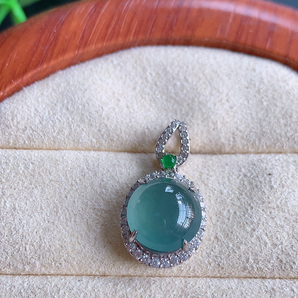 冰晴水蛋面吊坠  玉质细润，翠绿色  沁人心脾 ，高档大气，镶嵌效果倍增，W815.15  整体尺寸：22-12-7.2mm  裸石尺寸： 10mm