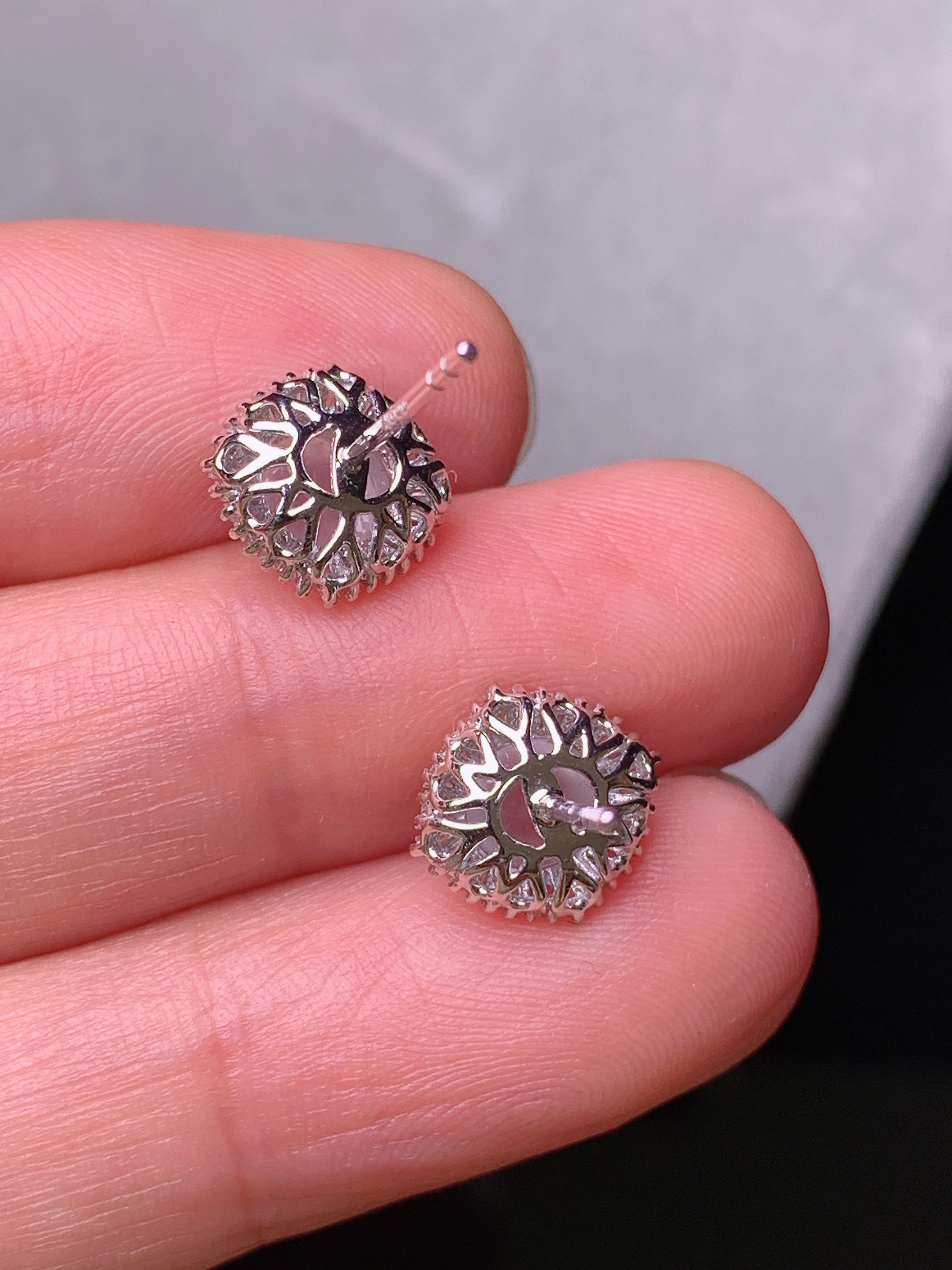 18k金钻镶嵌冰种蛋面耳钉 玉质细腻 色泽艳丽清新 水润亮眼 整体尺寸9.8*9.3*6.8t1