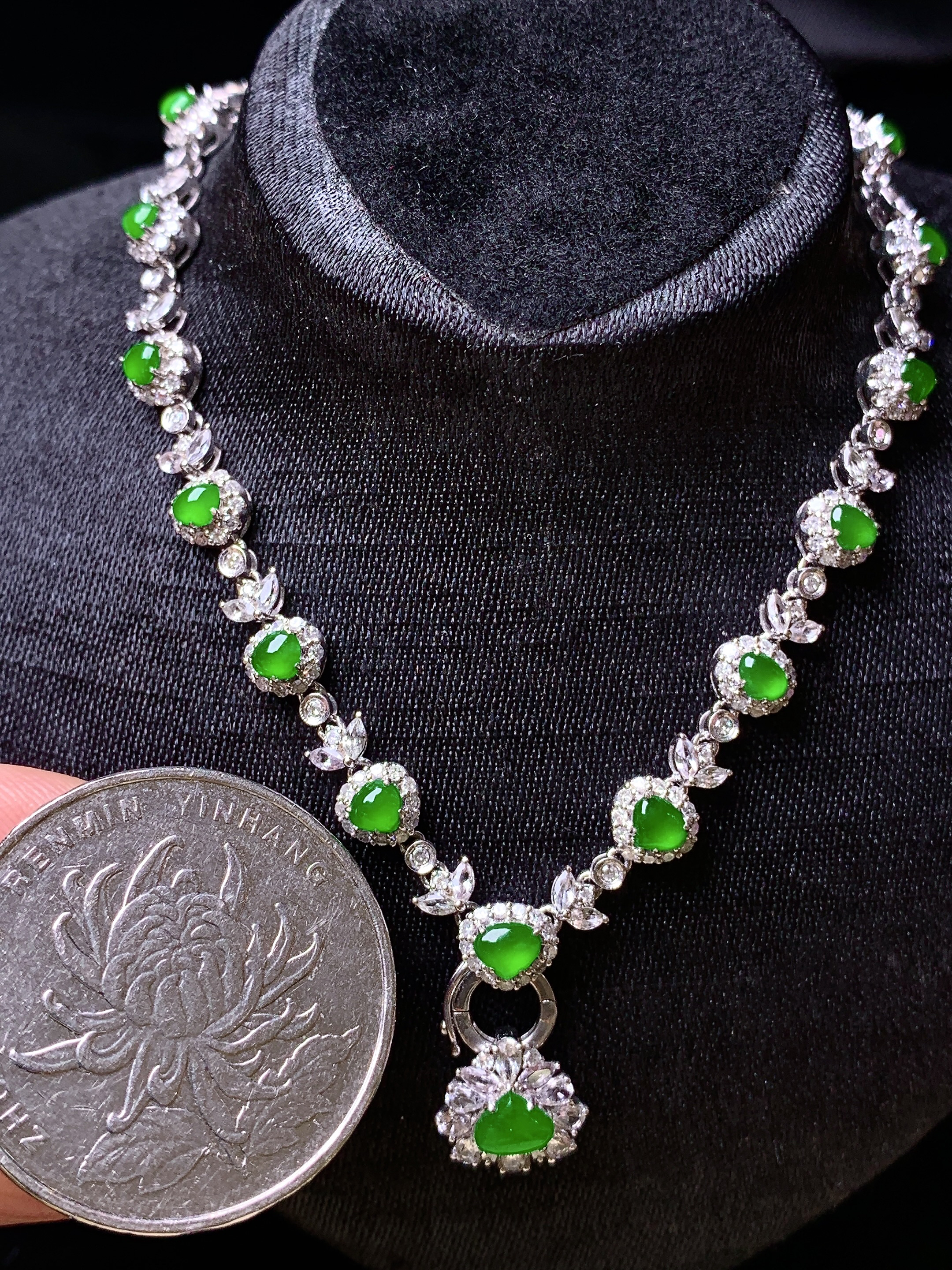 18k金钻镶嵌满绿蛋面锁骨项链 玉质细腻 色泽艳丽清新 水润亮眼 整体尺寸78*9*5.5m4