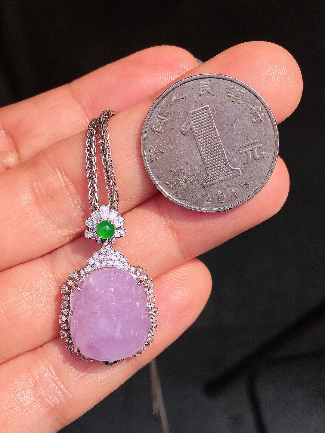 紫罗兰貔貅吊坠，色泽均匀艳丽，玉质细腻，荧光感超
强，饱满圆润，尽显优雅气质，18k
金豪华镶嵌