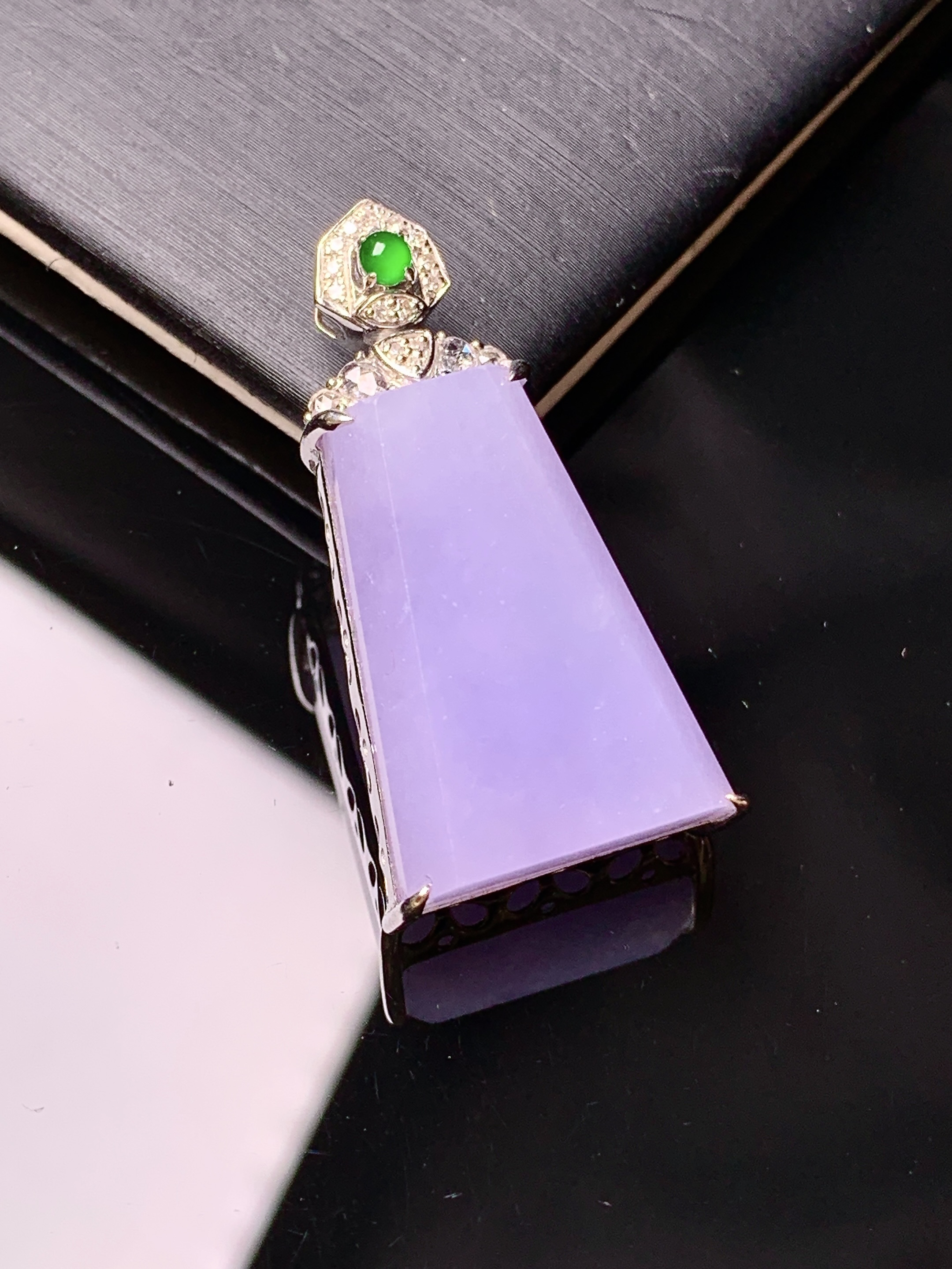 18k金钻镶嵌紫罗兰无事牌吊坠 玉质细腻 色泽艳丽清新 水润亮眼 整体尺寸33.5*17.3*8.3