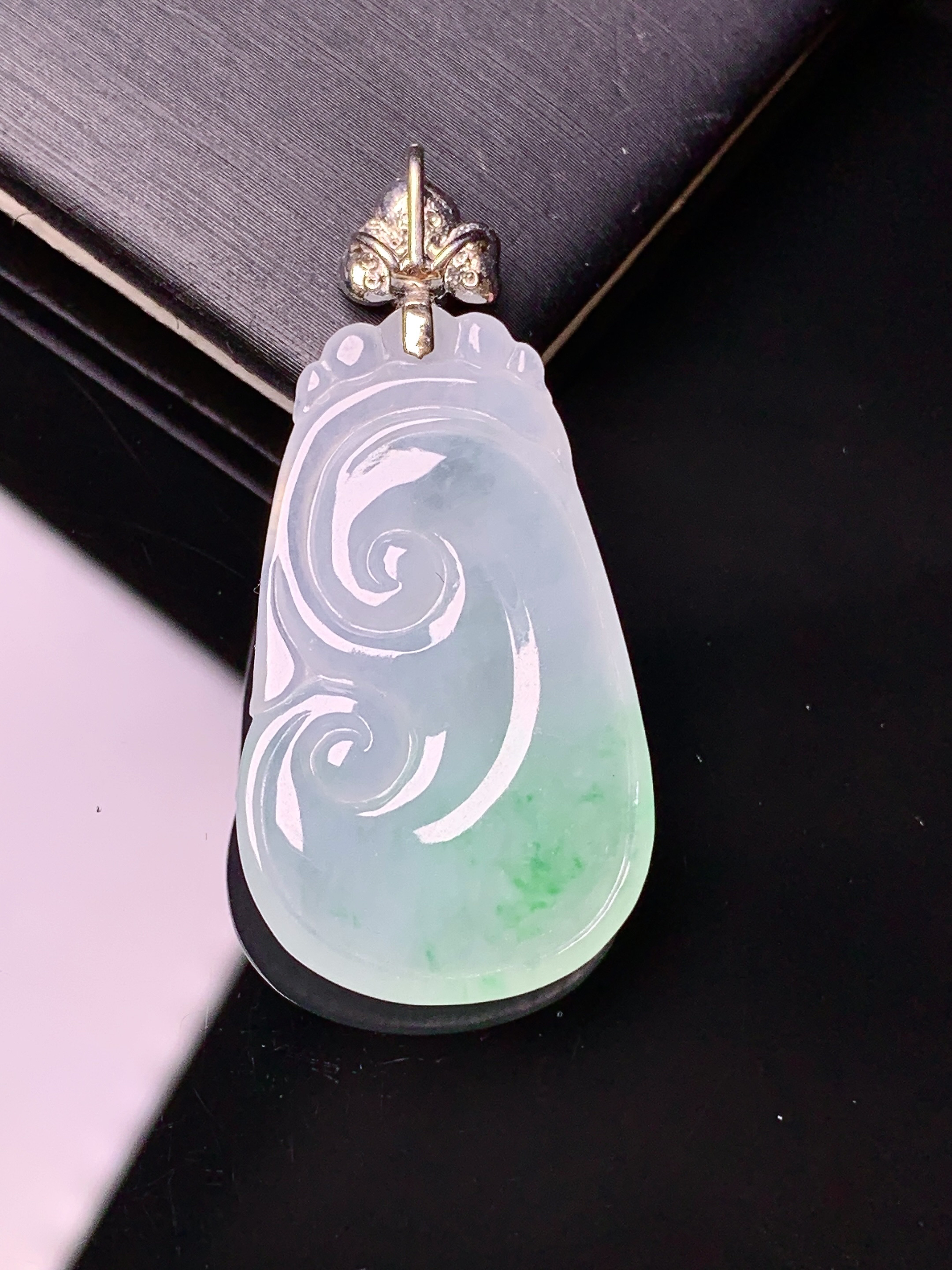 18k金钻镶嵌冰种飘绿如意吊坠 玉质细腻 色泽艳丽清新 水润亮眼 整体尺寸39.8*19*4.8*2x