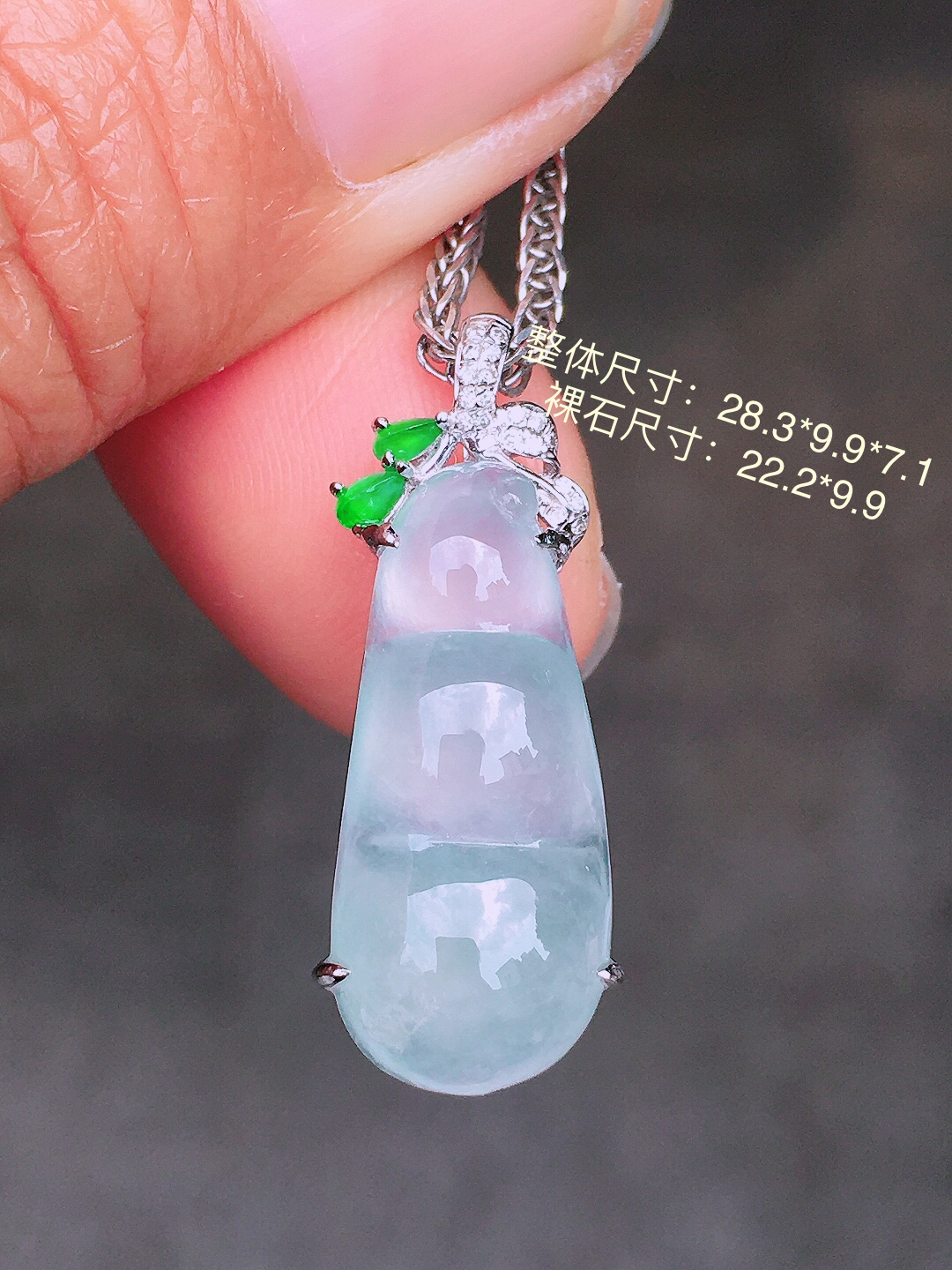 冰种福豆吊坠，玉质细腻，荧光感超
强，饱满圆润，尽显优雅气质，18k
金豪华镶嵌