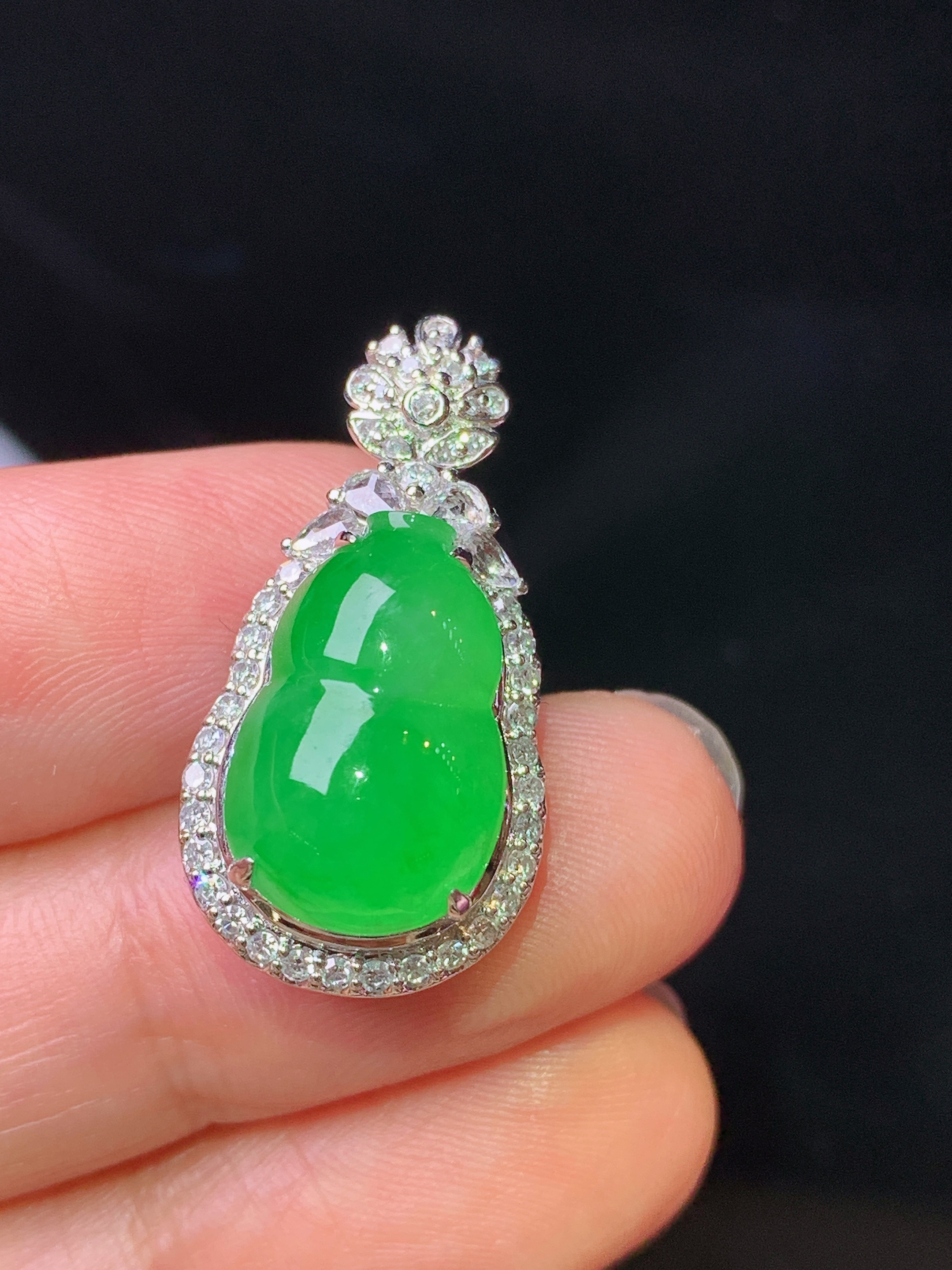 18k金钻镶嵌满绿葫芦吊坠 玉质细腻 色泽艳丽清新 水润亮眼 整体尺寸26.2*13.3*11.5h1