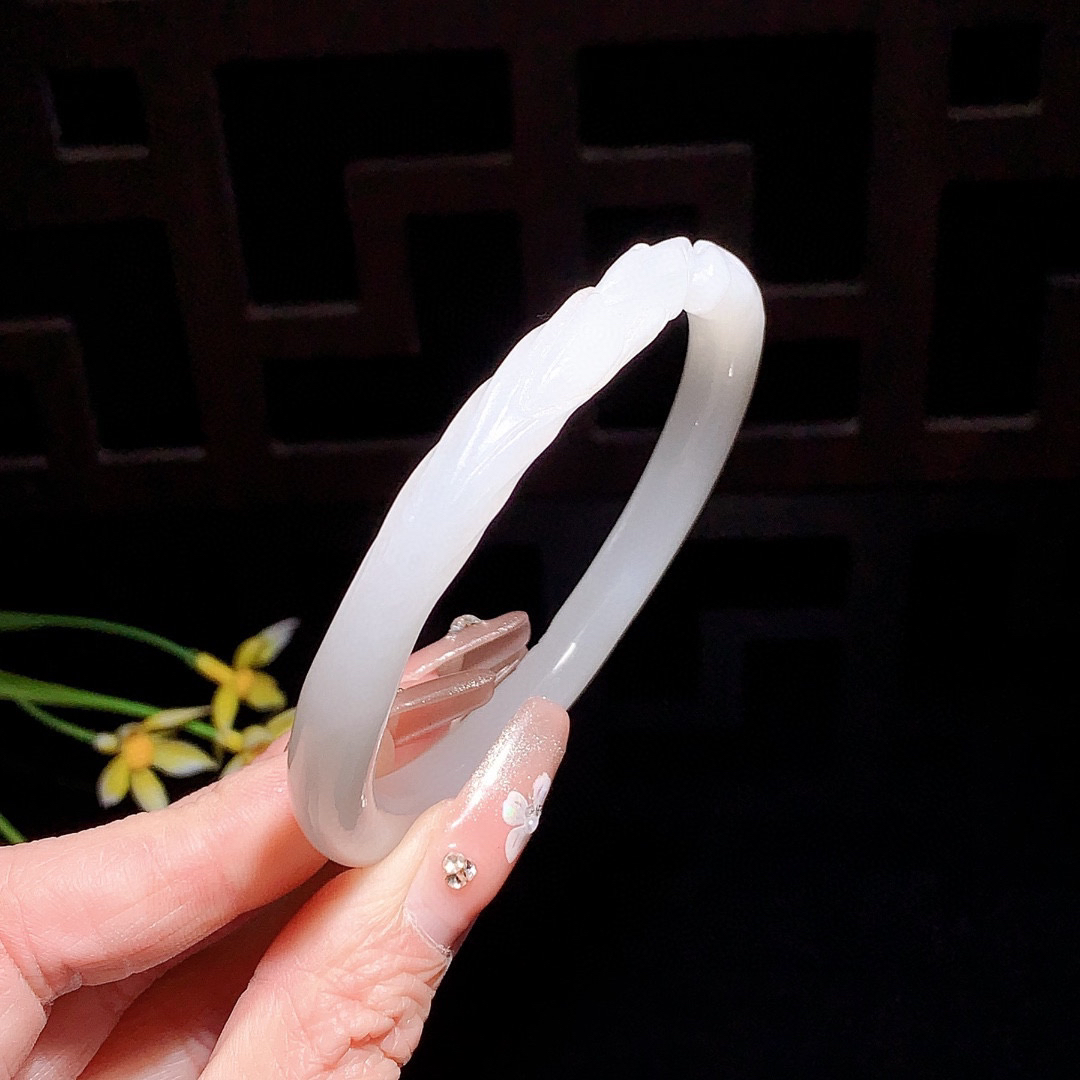 和田玉58.6圈口羊脂白雕花手镯！玉质细腻油润 底色纯净 无裂无杂 脂粉好，品质好