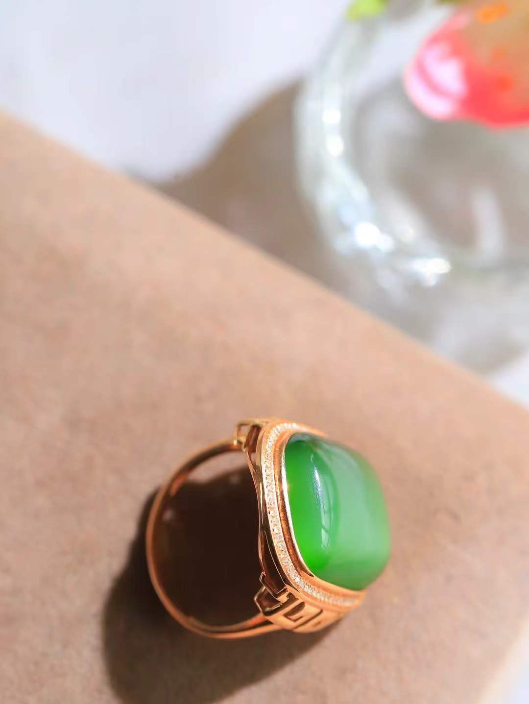 【金镶玉.戒指】

精品和田玉碧玉猫眼18k金戒指 玉质细腻温润 油性十足 ，不论时光如何流转变化，这枚戒指始终闪耀着最初的光芒。精工镶嵌18K金 （保真金 可检测贵金属18K金） 重5.6克 内径16.8mm尺寸16.2-14.1mm 55361733T