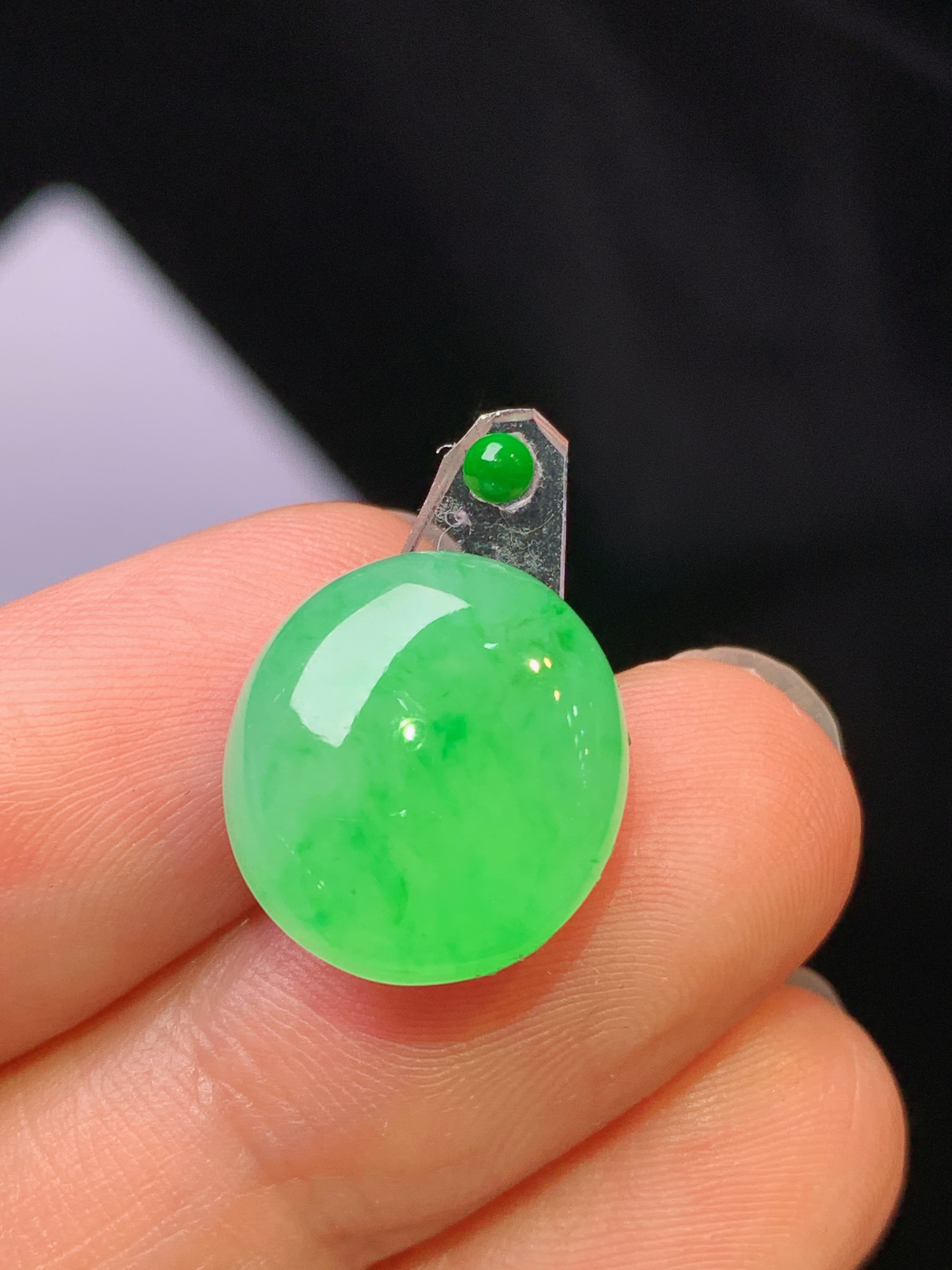 镶嵌款 翠绿蛋面吊坠 玉质细腻 色泽艳丽清新 水润亮眼 整体尺寸14.5*13.2*5.6*2x