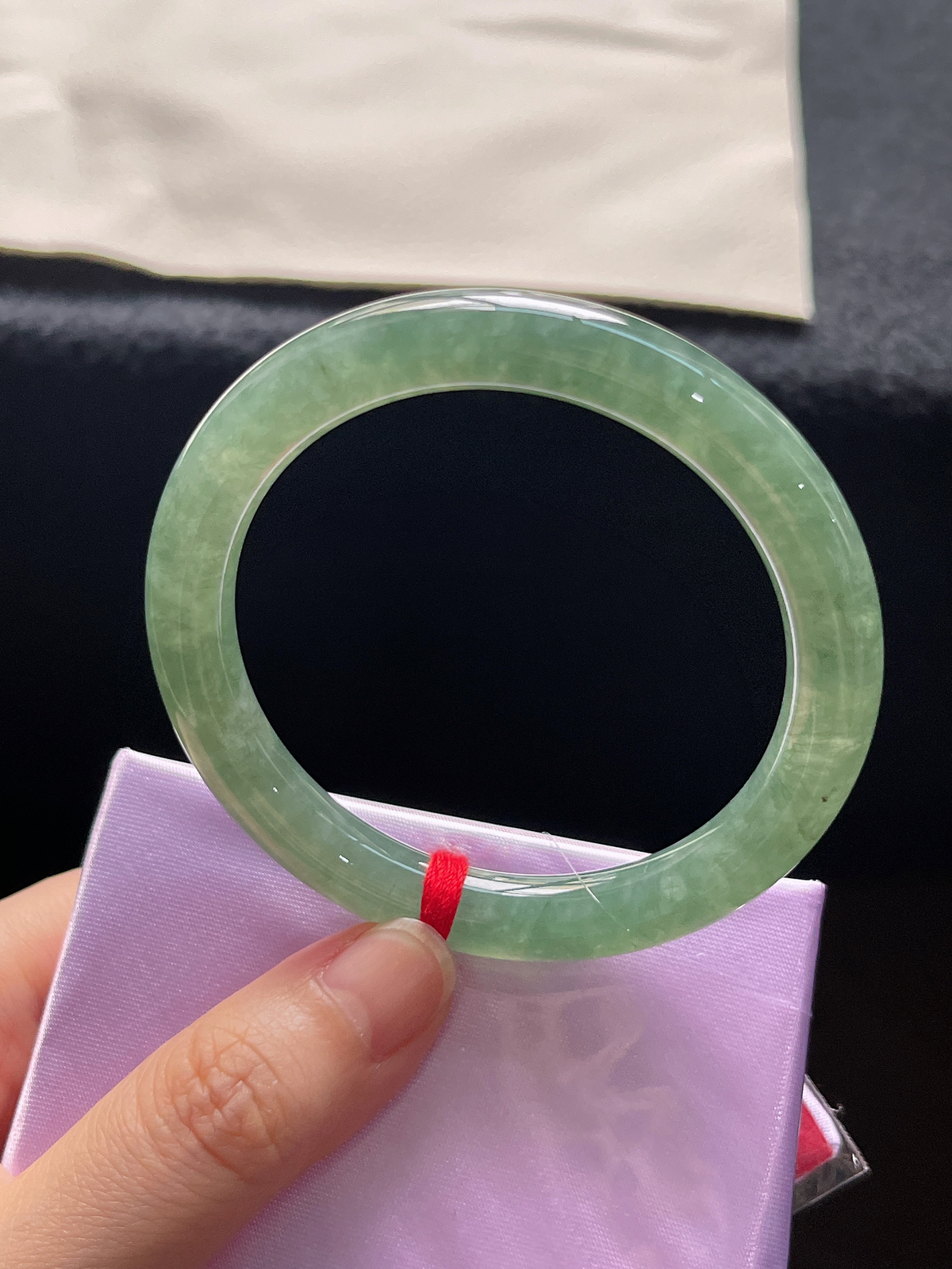 圆镯52.4圈口，翡翠冰糯种绿色手镯