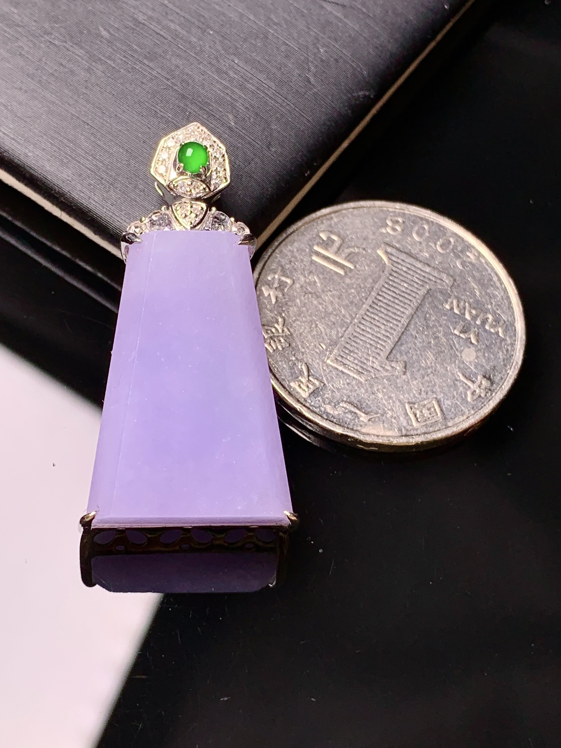 18k金钻镶嵌紫罗兰无事牌吊坠 玉质细腻 色泽艳丽清新 水润亮眼 整体尺寸33.5*17.3*8.3