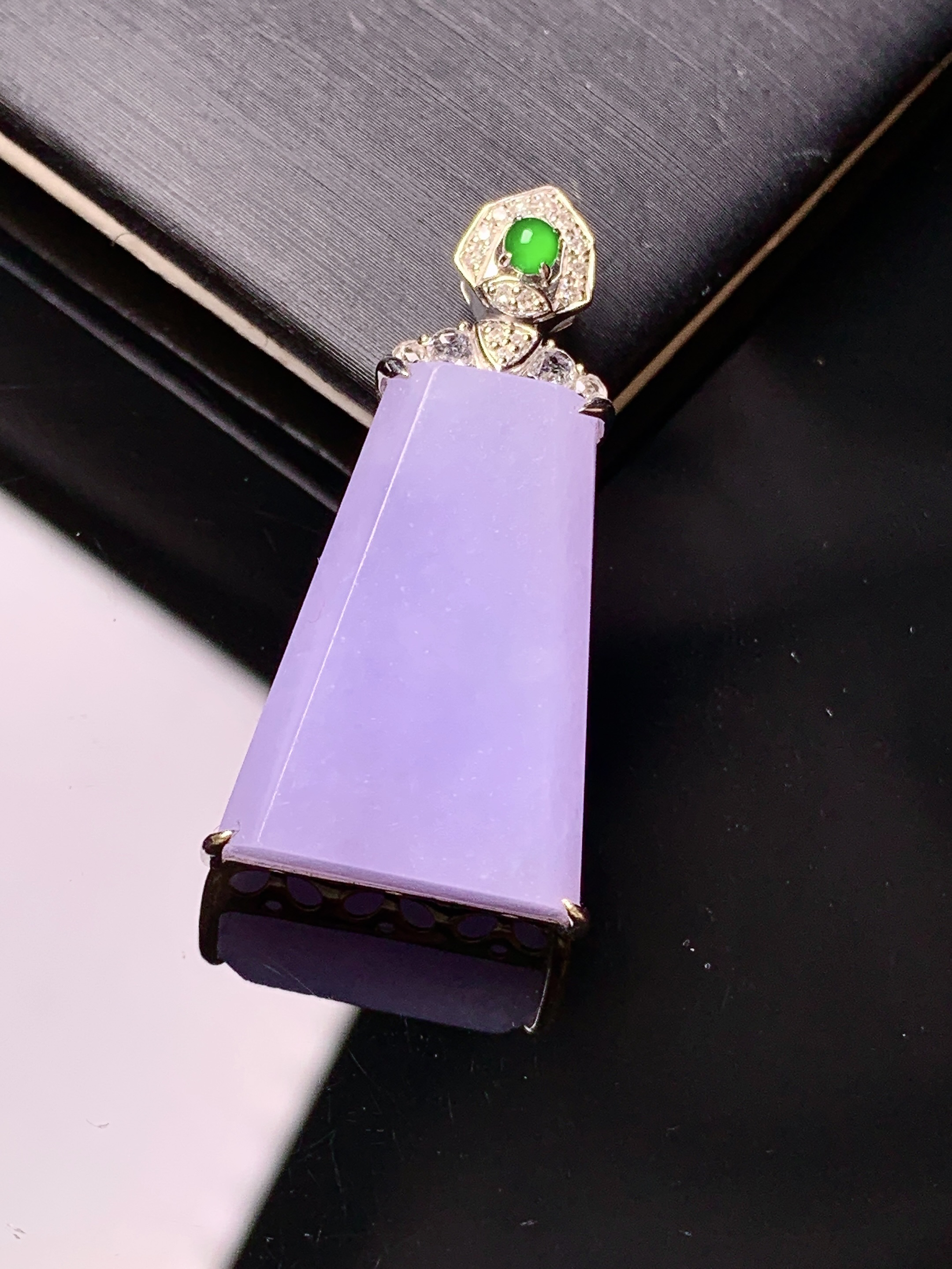 18k金钻镶嵌紫罗兰无事牌吊坠 玉质细腻 色泽艳丽清新 水润亮眼 整体尺寸33.5*17.3*8.3