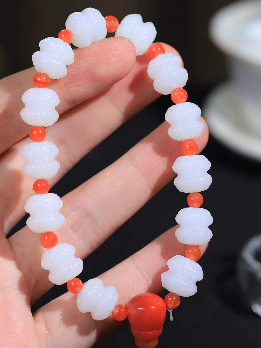 【莲花.手串】

精品和田玉白玉莲花手串，器形优雅，小巧精致，翠色浓郁，玉质细腻油润、手感上佳，颗颗精雕莲花，将荷花出淤泥而不染，濯清涟而不妖的气韵，刻画的淋漓尽致。尺寸取一11.7-12mm，重42.5克 FDA-3615820