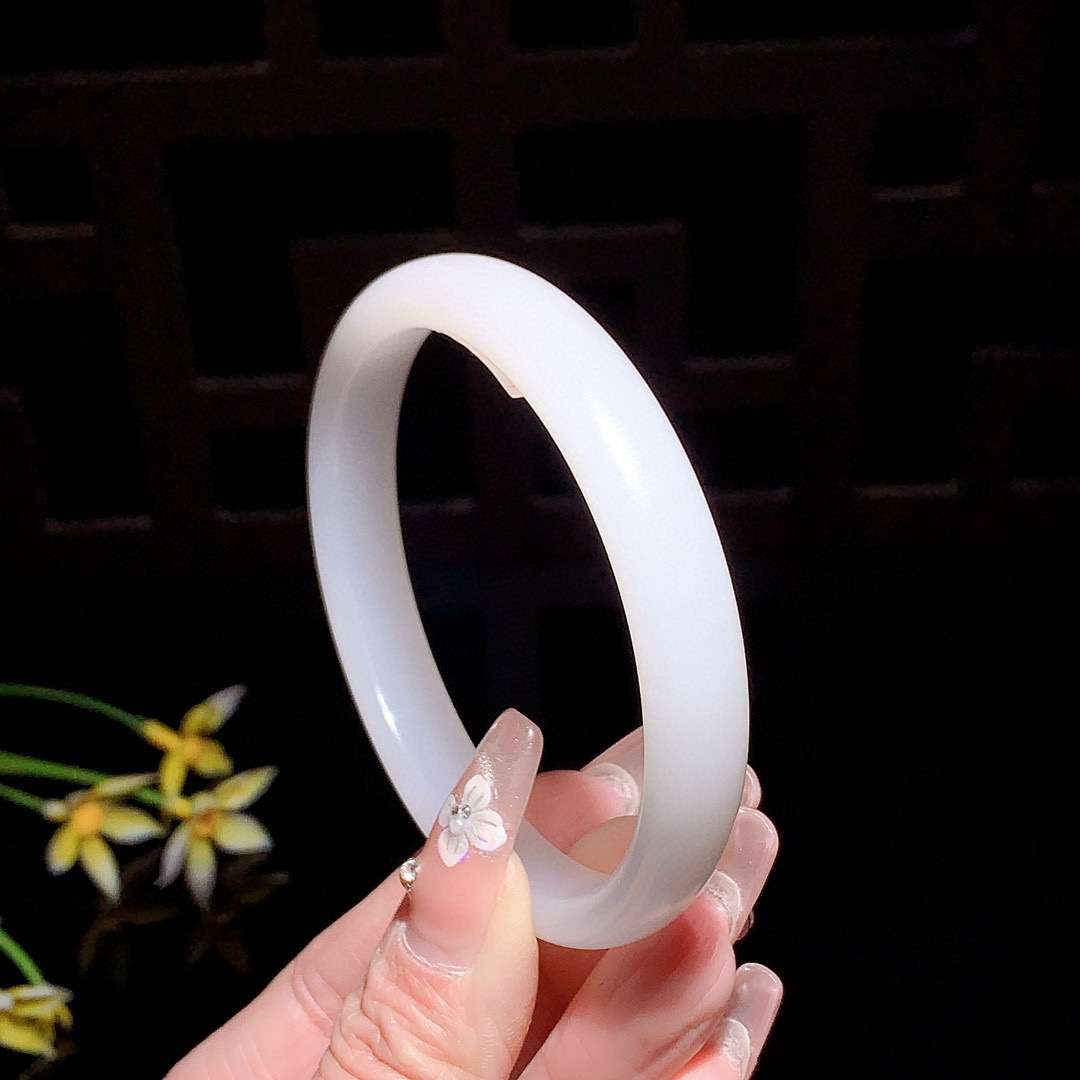 和田玉62圈口羊脂白手镯！玉质细腻油润 底色纯净 无裂无杂 脂粉好，品质好！