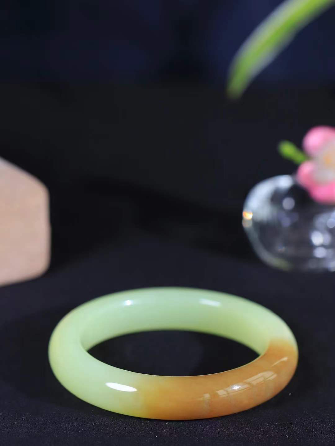 （温柔雅致.手镯）

精品️和田玉黄口带糖手镯。镯型饱满，温润细腻，脂润沁香。️执一卷书，沏