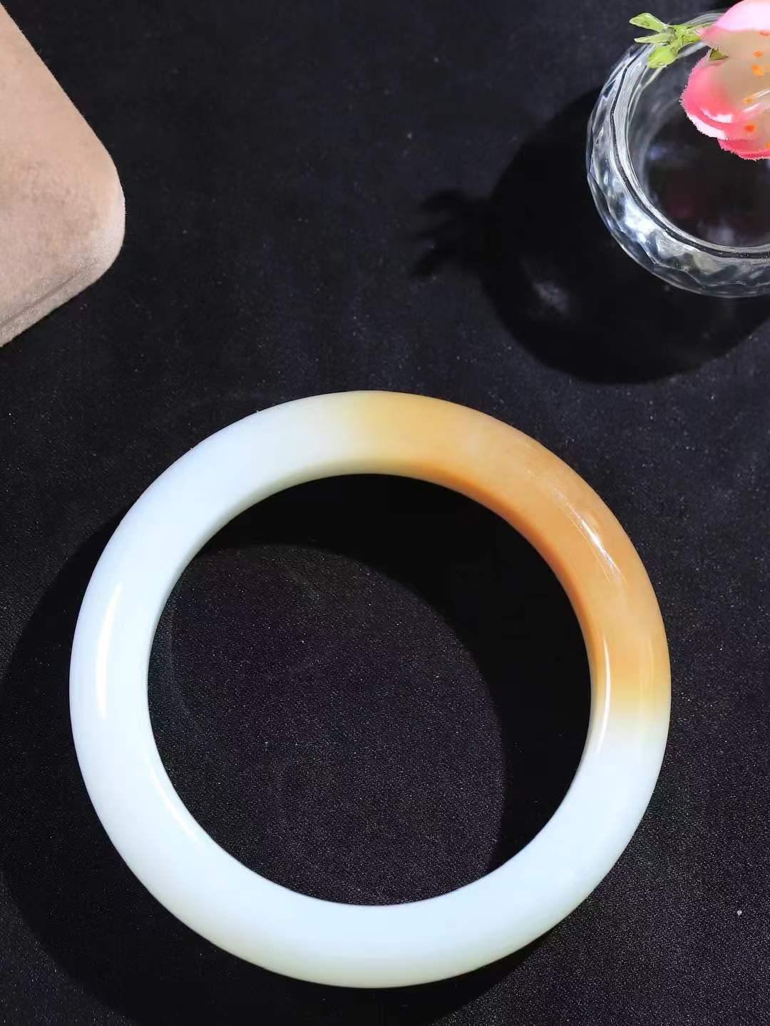 【暖玉生香·手镯】

精品和田玉糖白玉手镯，质地油润细腻，色泽高贵典雅，镯型古朴典雅。在诗情画意的雨巷相遇，你是我腕间的一抹风情，有你眸有深情，清风荡漾湖间静水，我愿俯身低眉，在烟波涟漪处，寻你深情倩影。内径59mm尺寸16.5-10.3mm重89克fDL-18301600