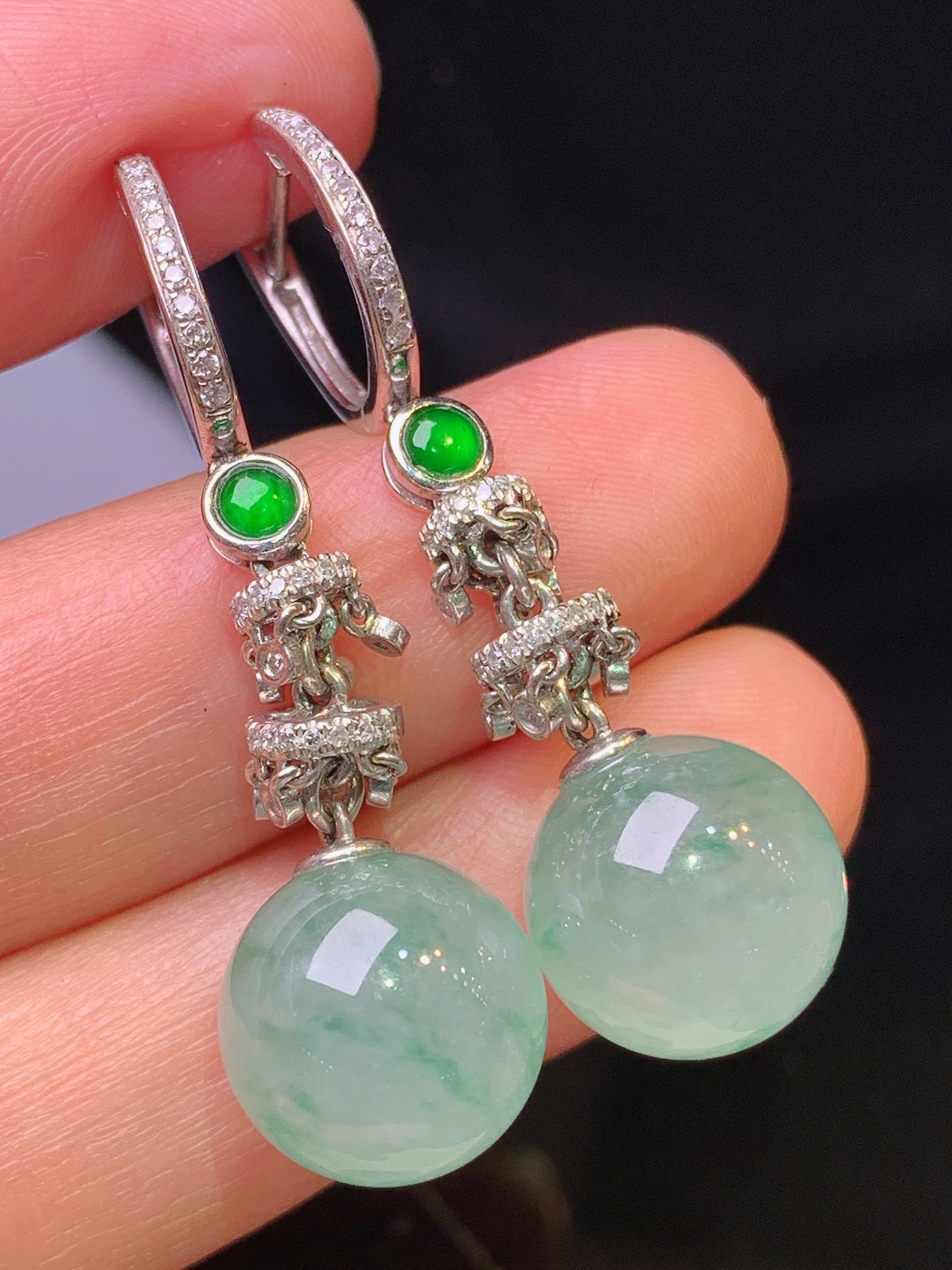 18k金钻镶嵌冰种圆珠耳坠 玉质细腻 色泽艳丽清新 水润亮眼 整体尺寸40*11.8t1