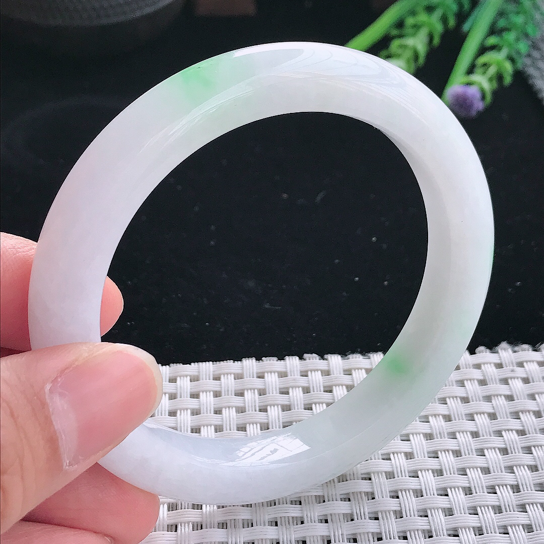 实拍天然翡翠57.5/10.8/9.5老坑秀气温润飘绿手镯翡翠玉镯手环