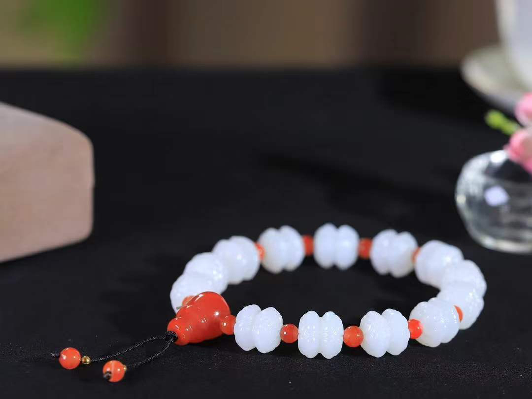 【莲花.手串】

精品和田玉白玉莲花手串，器形优雅，小巧精致，翠色浓郁，玉质细腻油润、手感上佳，颗