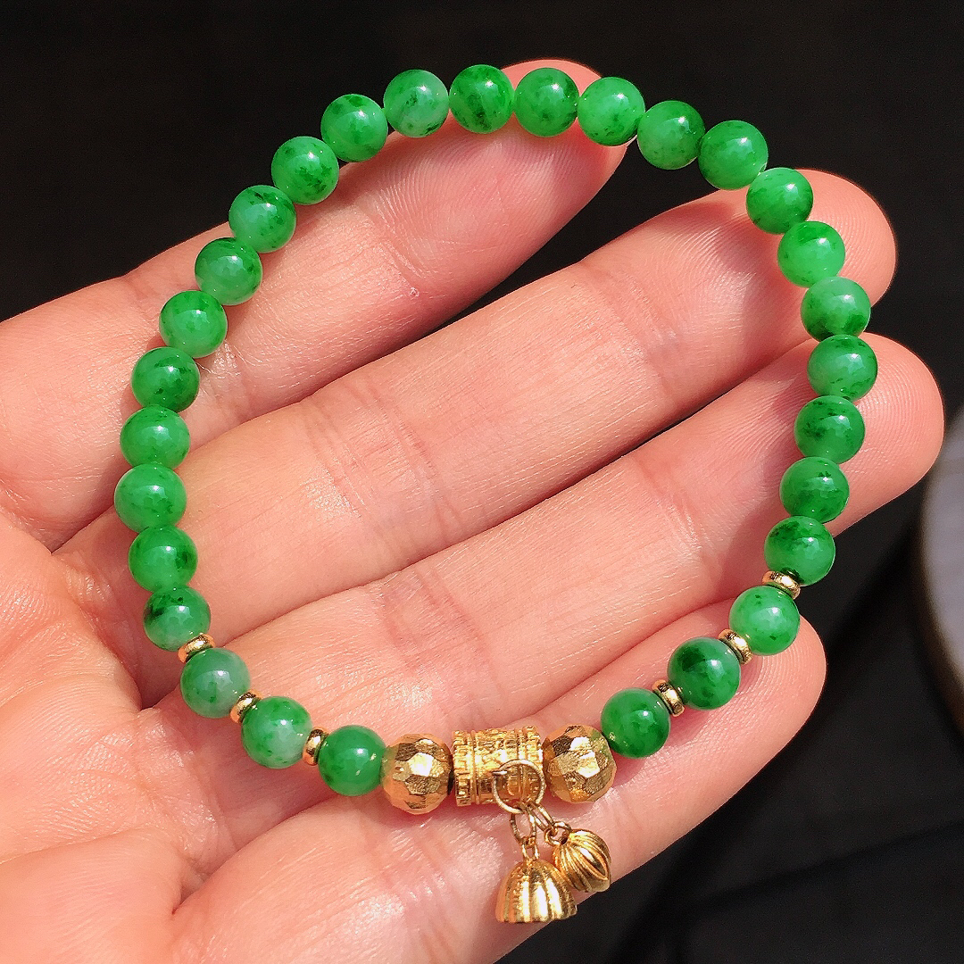 阳绿珠子手串，色泽均匀艳丽，玉质细腻，荧光感超
强，饱满圆润，尽显优雅气质，18k
金豪华镶嵌