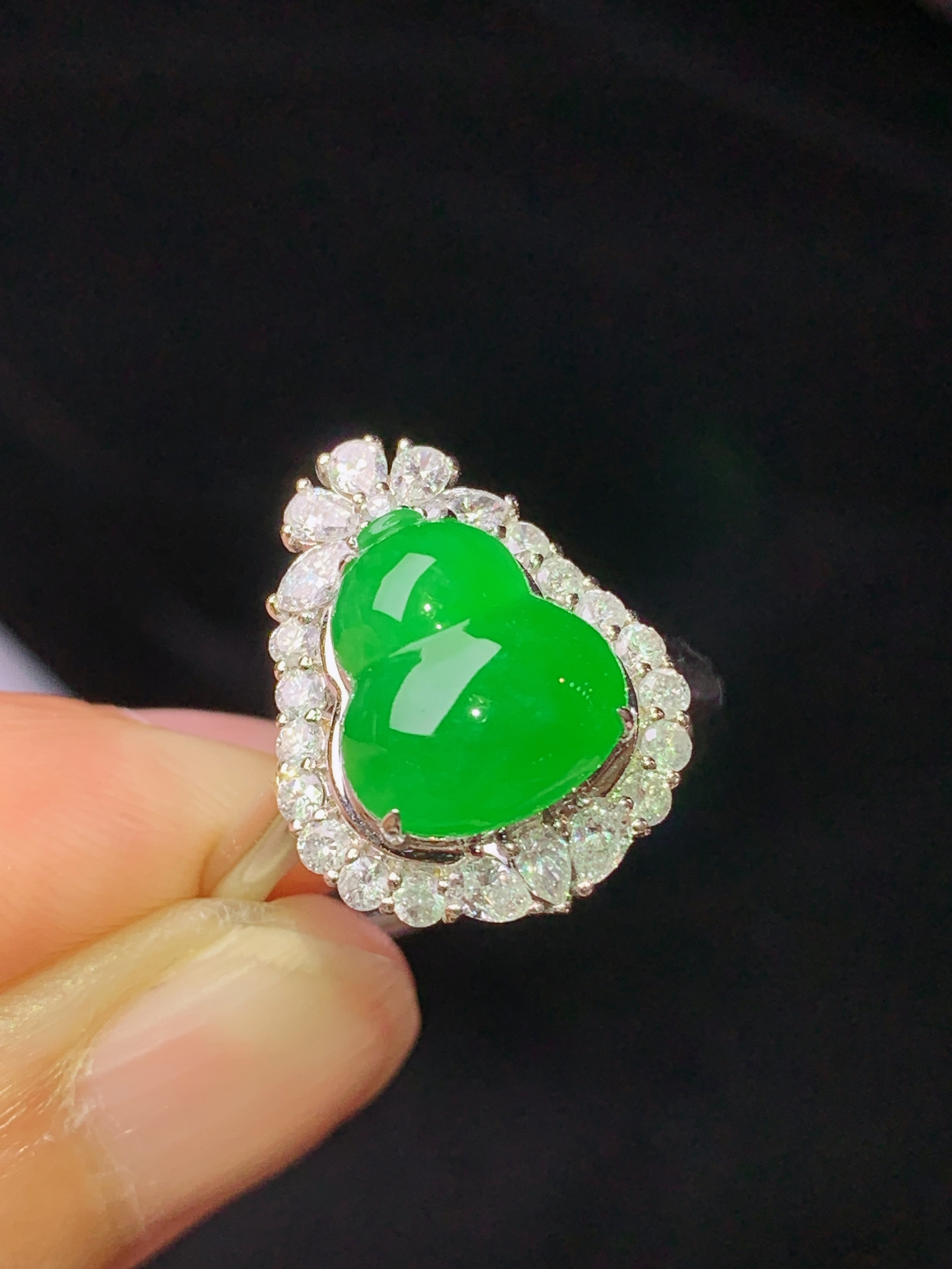 18k金钻镶嵌满绿葫芦戒指 玉质细腻 色泽艳丽清新 水润亮眼 圈口13.5 整体尺寸17*13.3*