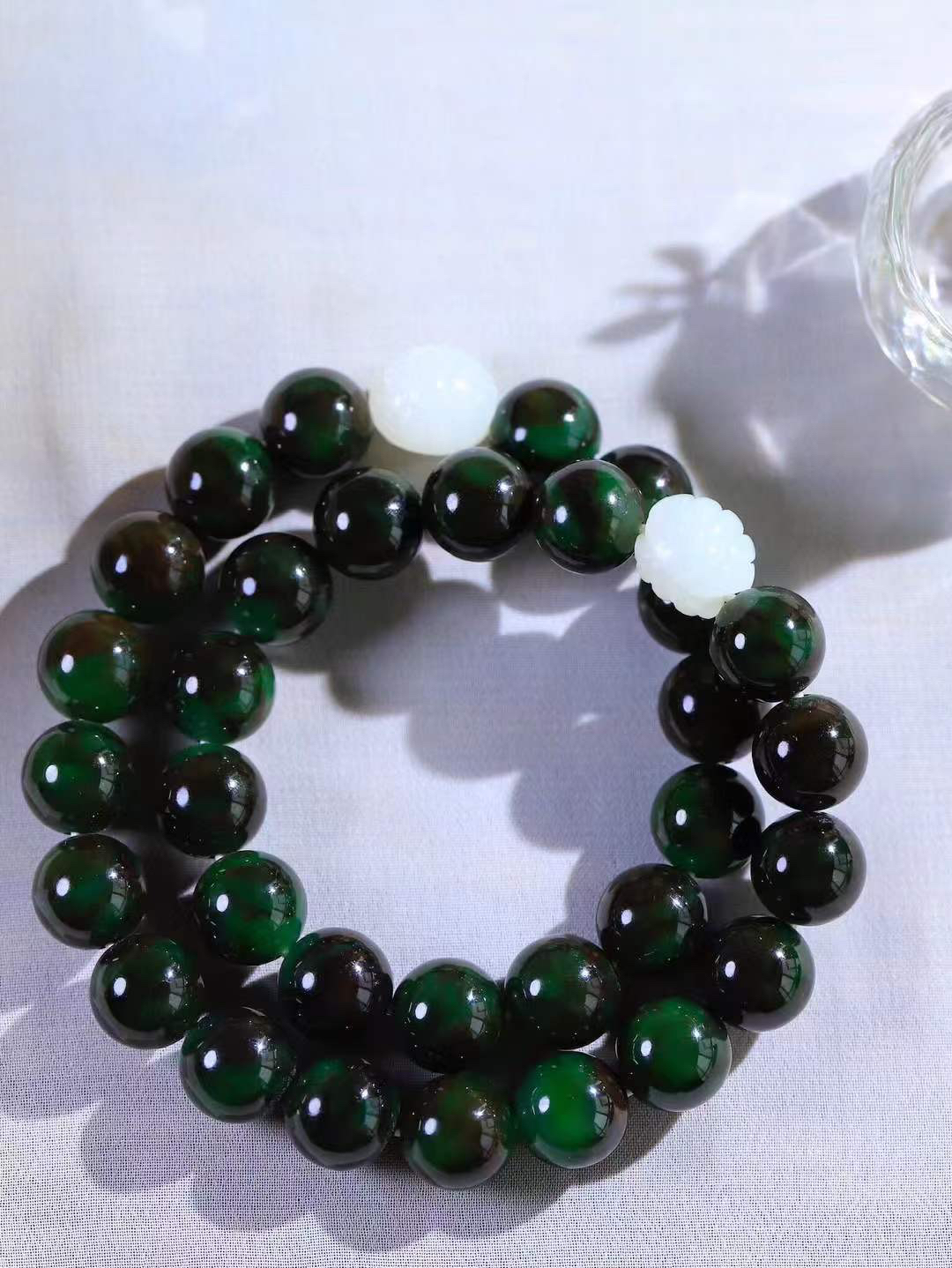 （珠圆玉润.手持)

精品和田玉碧玉圆珠手持 也可多多圈手串，质地温润灵动 有波光潋滟，也有梦幻清韵。行走于市井的喧嚣，相顾不言，便得清欢。重95克 尺寸取一12mm  FDL-11351733