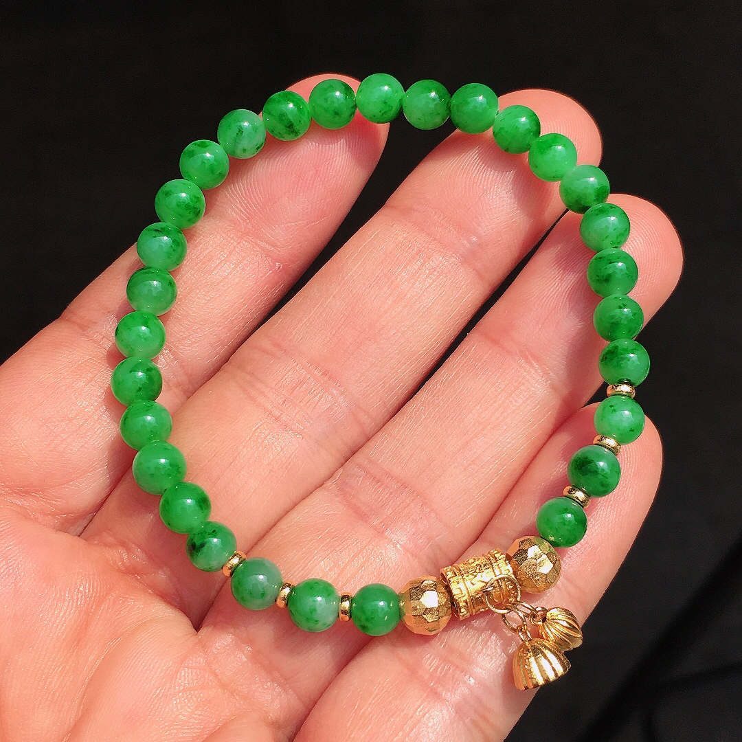 阳绿珠子手串，色泽均匀艳丽，玉质细腻，荧光感超
强，饱满圆润，尽显优雅气质，18k
金豪华镶嵌