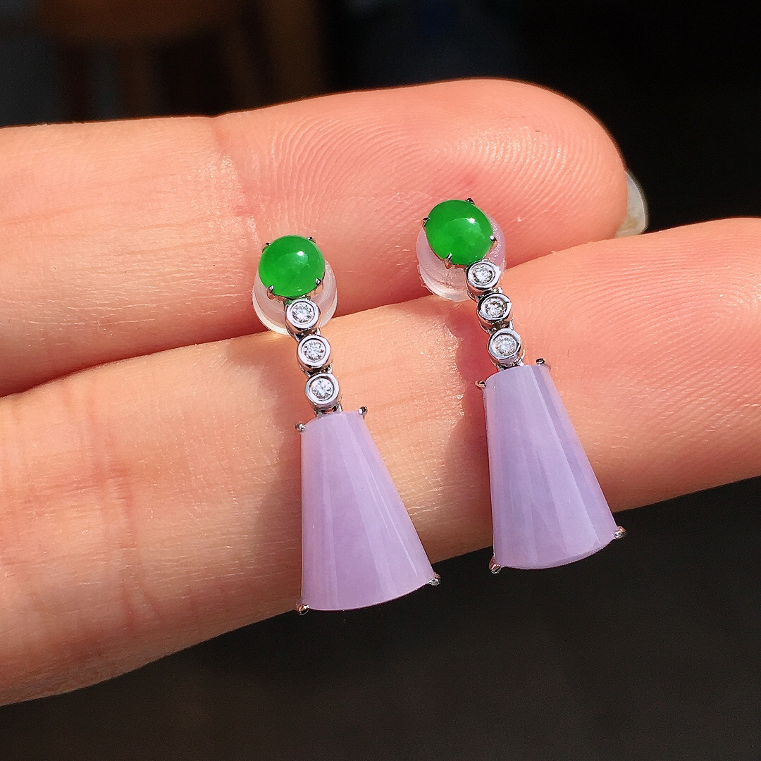 （紫+绿）二合一耳坠，色泽均匀艳丽，玉质细腻，荧光感超
强，饱满圆润，尽显优雅气质，18k
金豪华镶嵌