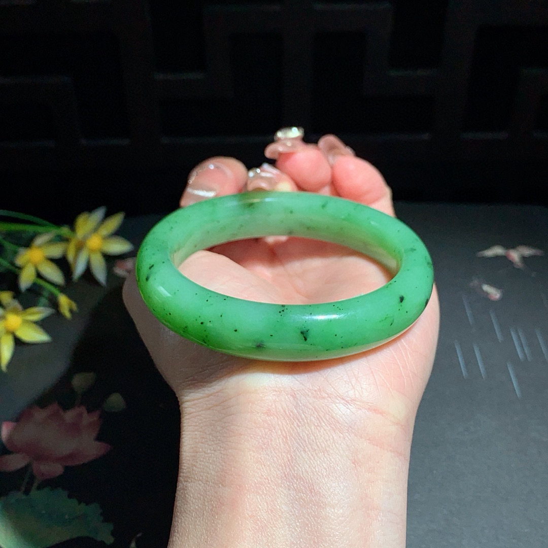 和田玉55.5圈口苹果绿碧玉手镯！玉质细腻油润 底色纯净 无裂无棉 脂粉好，品质高。
