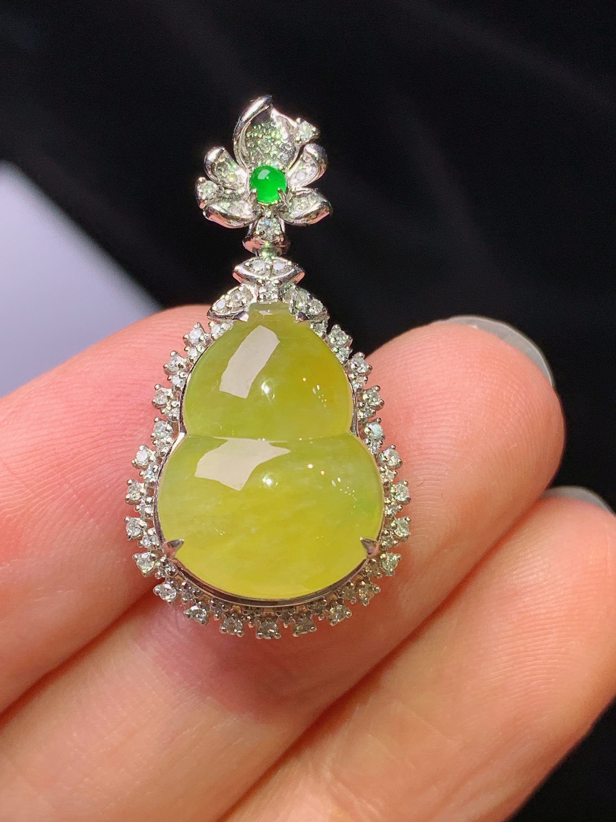 18k金钻镶嵌黄翡葫芦吊坠 玉质细腻 色泽艳丽清新 水润亮眼 整体尺寸29.3*15.3*10.8y4