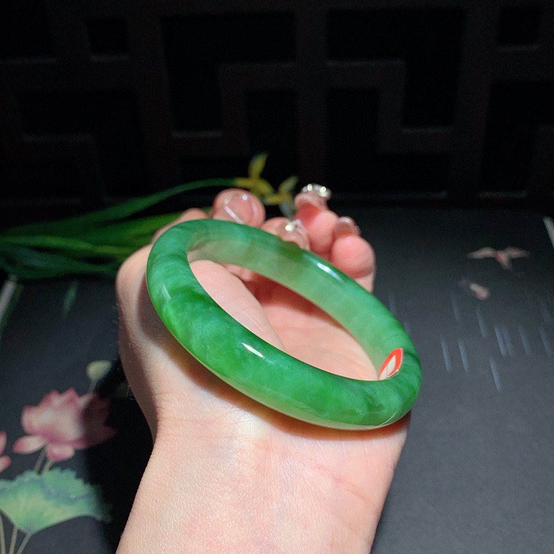 和田玉57圈口阳绿色猫眼碧玉手镯！玉质细腻油润 底色纯净 无裂无杂 脂粉好，品质高。