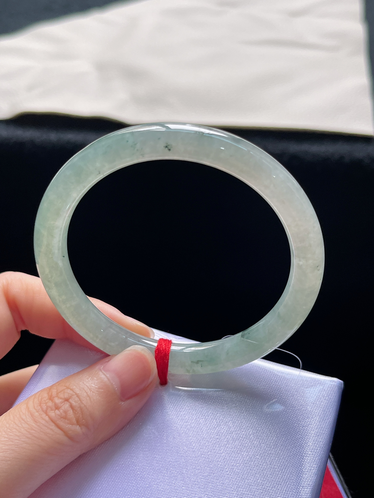 圆镯52.3圈口，翡翠冰糯种淡绿色手镯