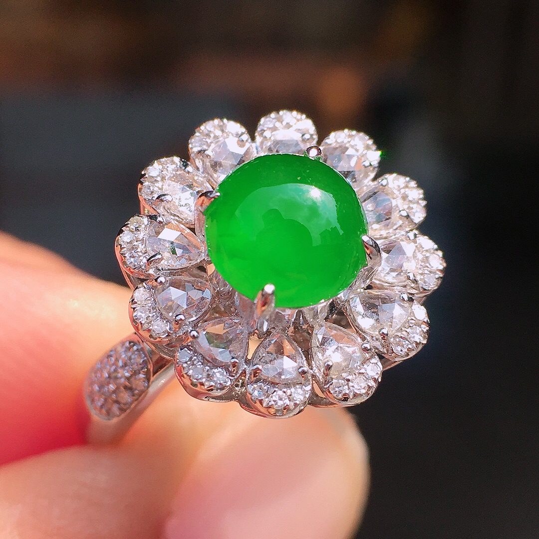 阳绿蛋面戒指，色泽均匀艳丽，玉质细腻，荧光感超
强，饱满圆润，尽显优雅气质，18k
金豪华镶嵌