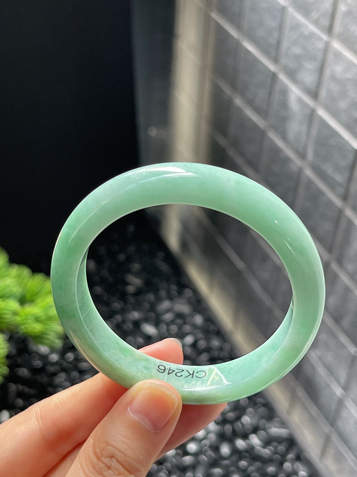 正圈54圈口，翡翠糯化种淡绿色手镯