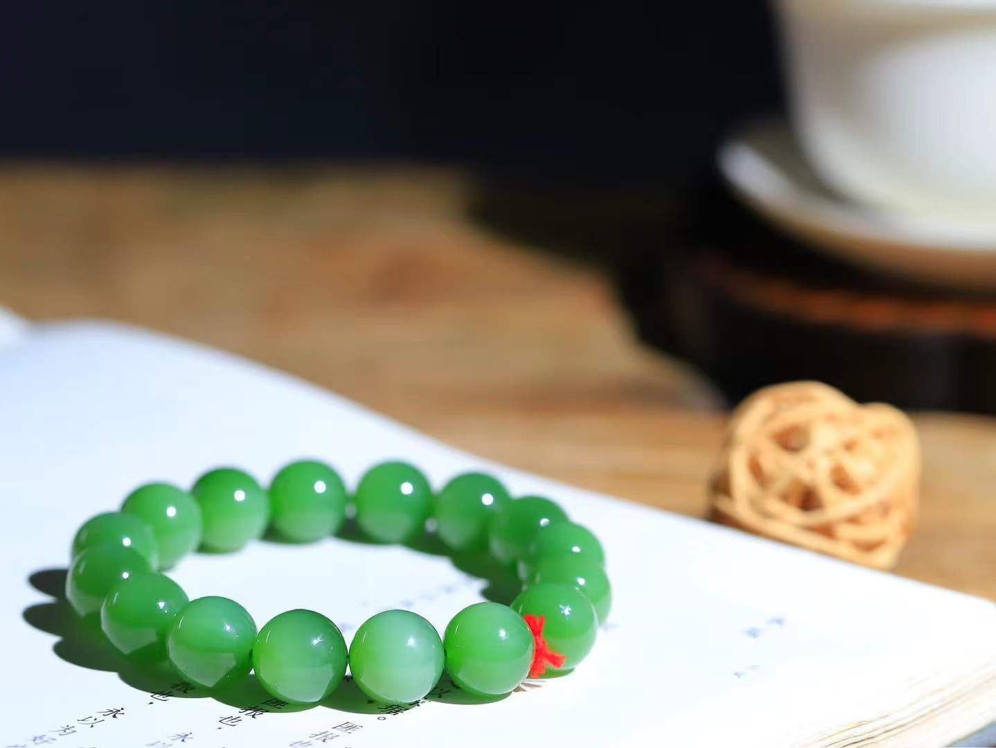 【珠圆玉润.手串】

精品️和田玉碧玉猫眼珠圆玉润手串 玉质温润细腻  整串打磨圆润，佩戴舒适。珠珠落玉盘，间关莺语花底滑，一生美好时光，无论身在何处，都有它相伴相守。事事顺遂，幸福美满，吉祥如意。重43克 尺寸取一11.8mm FDT-16351713