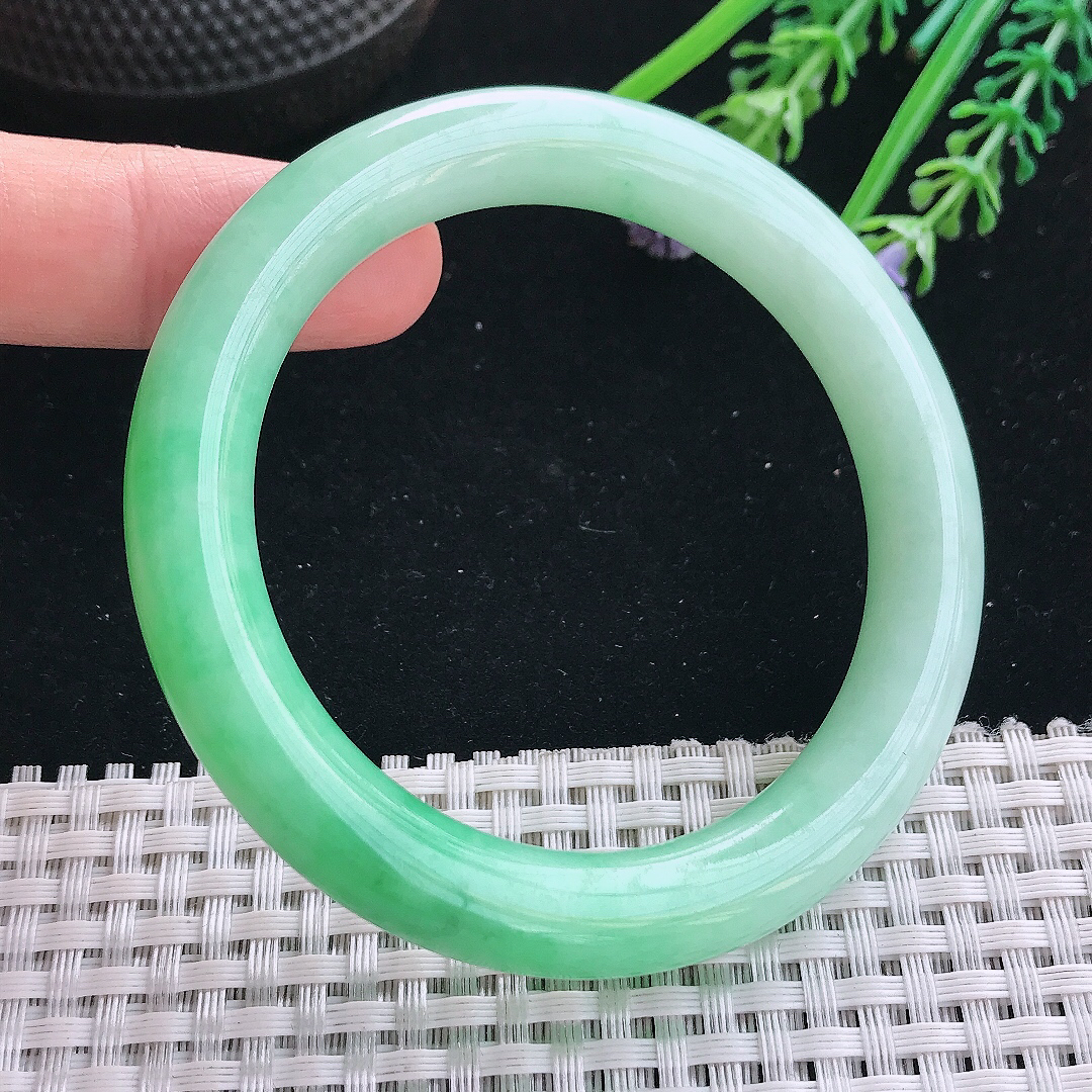 实拍天然翡翠55/9.8/9.6老坑精美飘阳绿圆条手镯翡翠玉镯手环