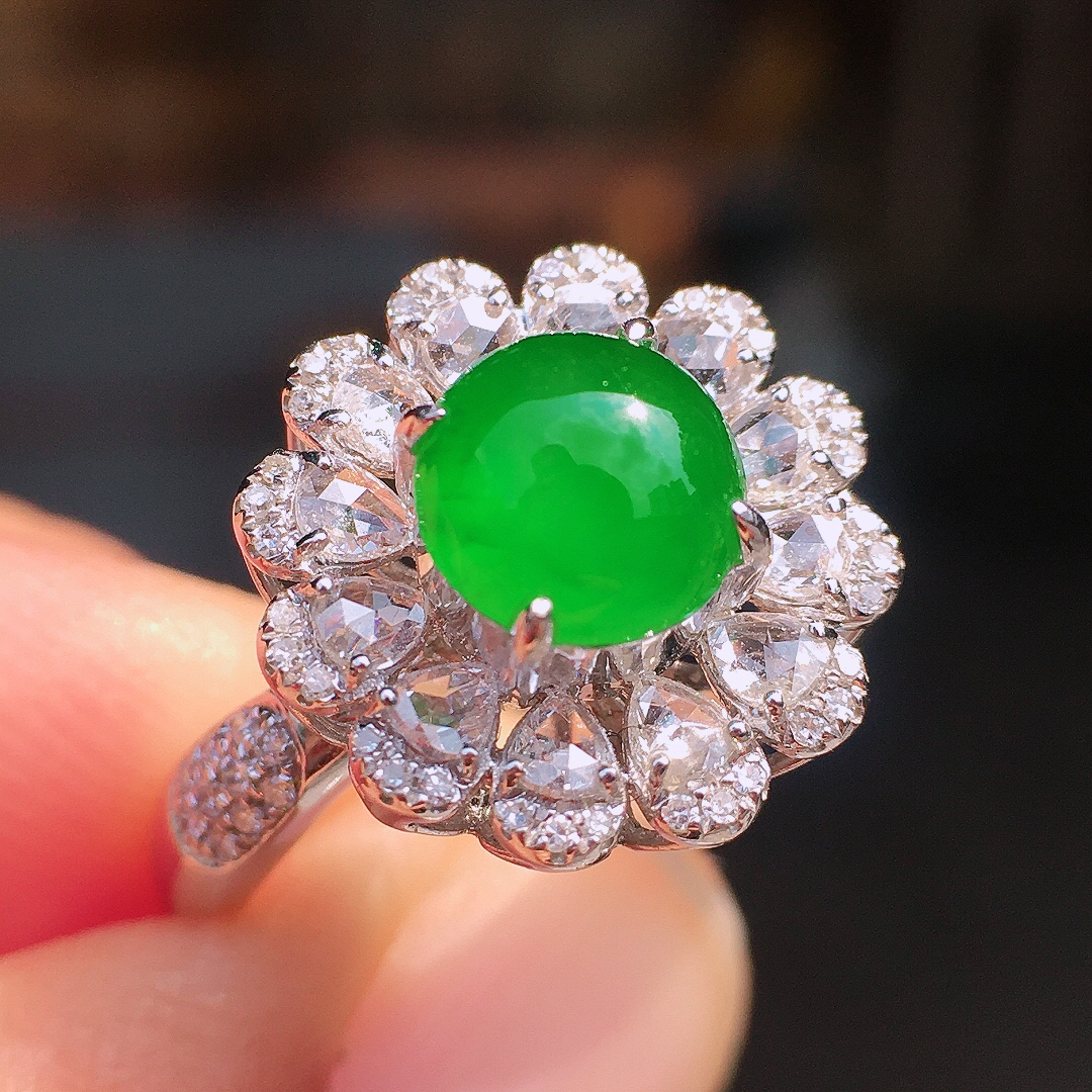 阳绿蛋面戒指，色泽均匀艳丽，玉质细腻，荧光感超
强，饱满圆润，尽显优雅气质，18k
金豪华镶嵌