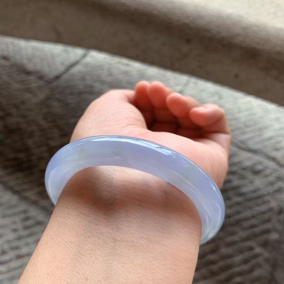 紫罗兰飘花圆条手镯尺寸54*10.5*11 种质细腻，温润柔和，紫色浓郁，花色清新，飘洒金黄翡！