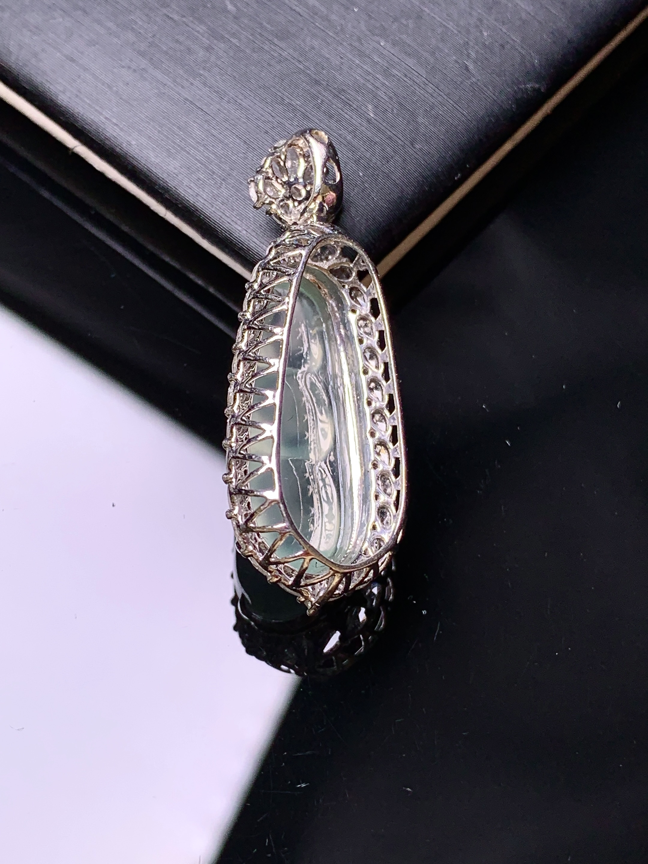 18k金钻镶嵌冰种四季豆吊坠 玉质细腻 色泽艳丽清新 水润亮眼 整体尺寸34.8*13.3*10.5y4