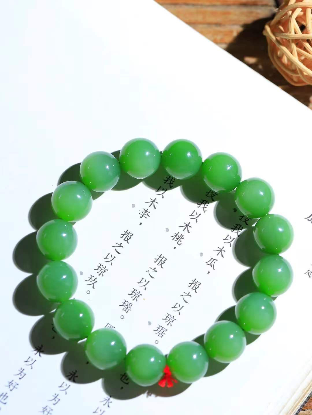 【珠圆玉润.手串】

精品️和田玉碧玉猫眼珠圆玉润手串 玉质温润细腻  整串打磨圆润，佩戴舒适。珠珠落玉盘，间关莺语花底滑，一生美好时光，无论身在何处，都有它相伴相守。事事顺遂，幸福美满，吉祥如意。重43克 尺寸取一11.8mm FDT-16351713