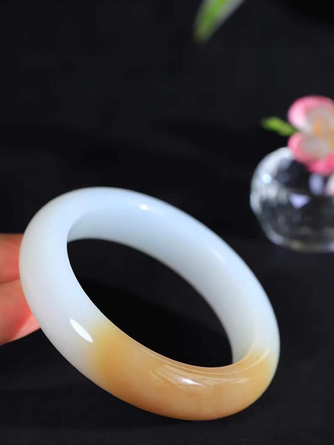 【暖玉生香·手镯】

精品和田玉糖白玉手镯，质地油润细腻，色泽高贵典雅，镯型古朴典雅。在诗情画意的雨巷相遇，你是我腕间的一抹风情，有你眸有深情，清风荡漾湖间静水，我愿俯身低眉，在烟波涟漪处，寻你深情倩影。内径59mm尺寸16.5-10.3mm重89克fDL-18301600