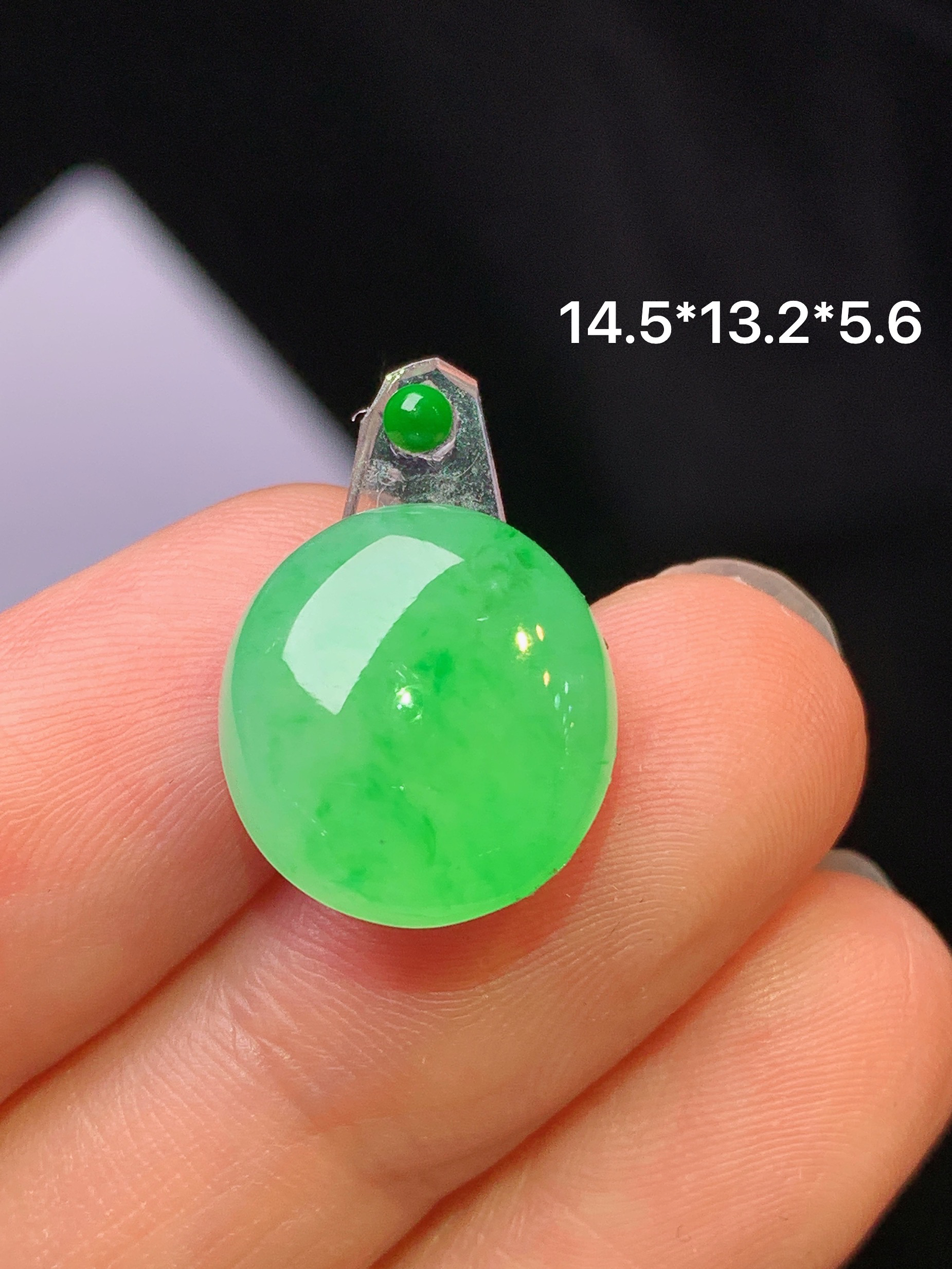 镶嵌款 翠绿蛋面吊坠 玉质细腻 色泽艳丽清新 水润亮眼 整体尺寸14.5*13.2*5.6*2x