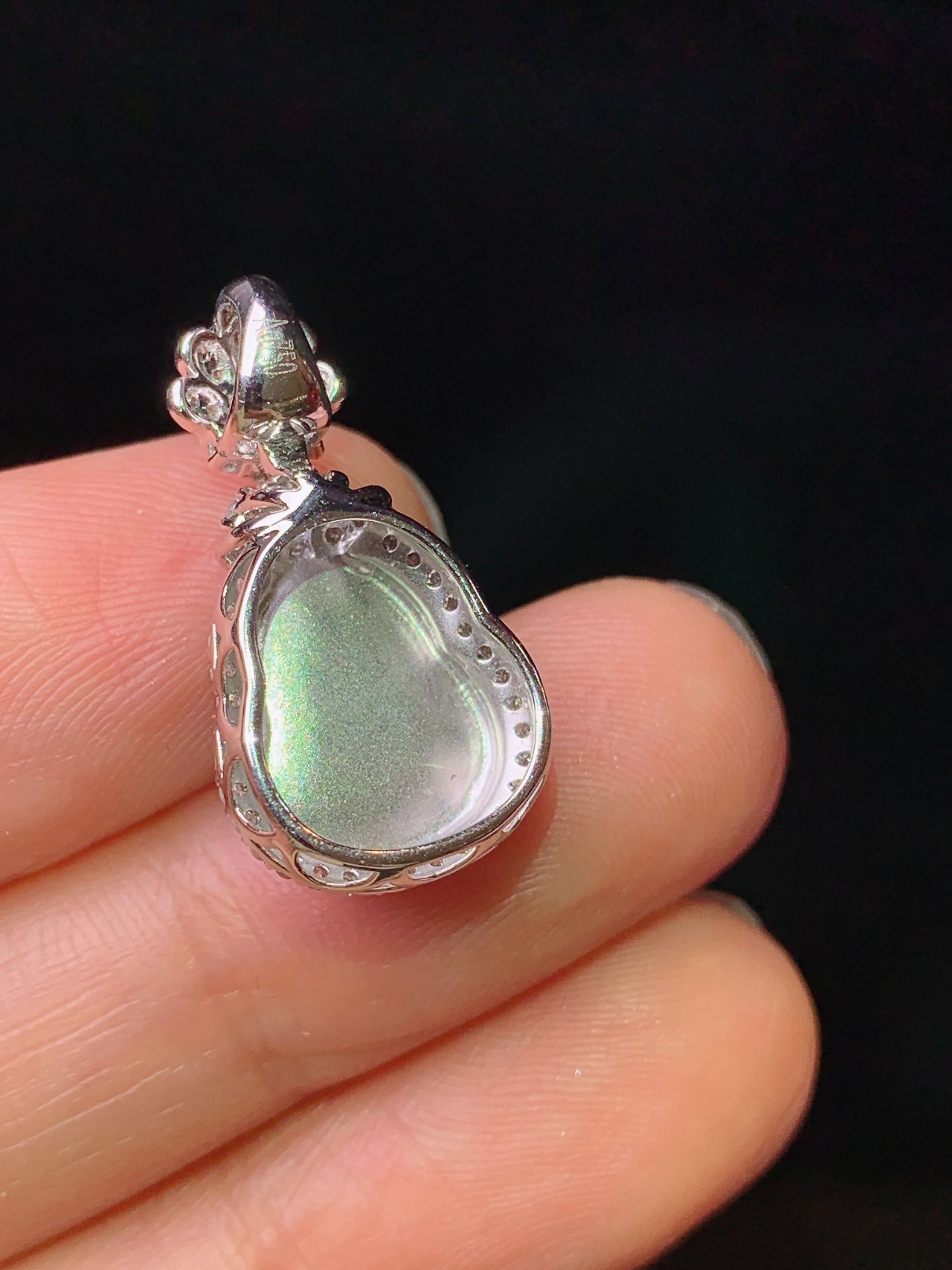 18k金钻镶嵌翠绿葫芦吊坠 玉质细腻 色泽艳丽清新 水润亮眼 整体尺寸22.3*12*9h1