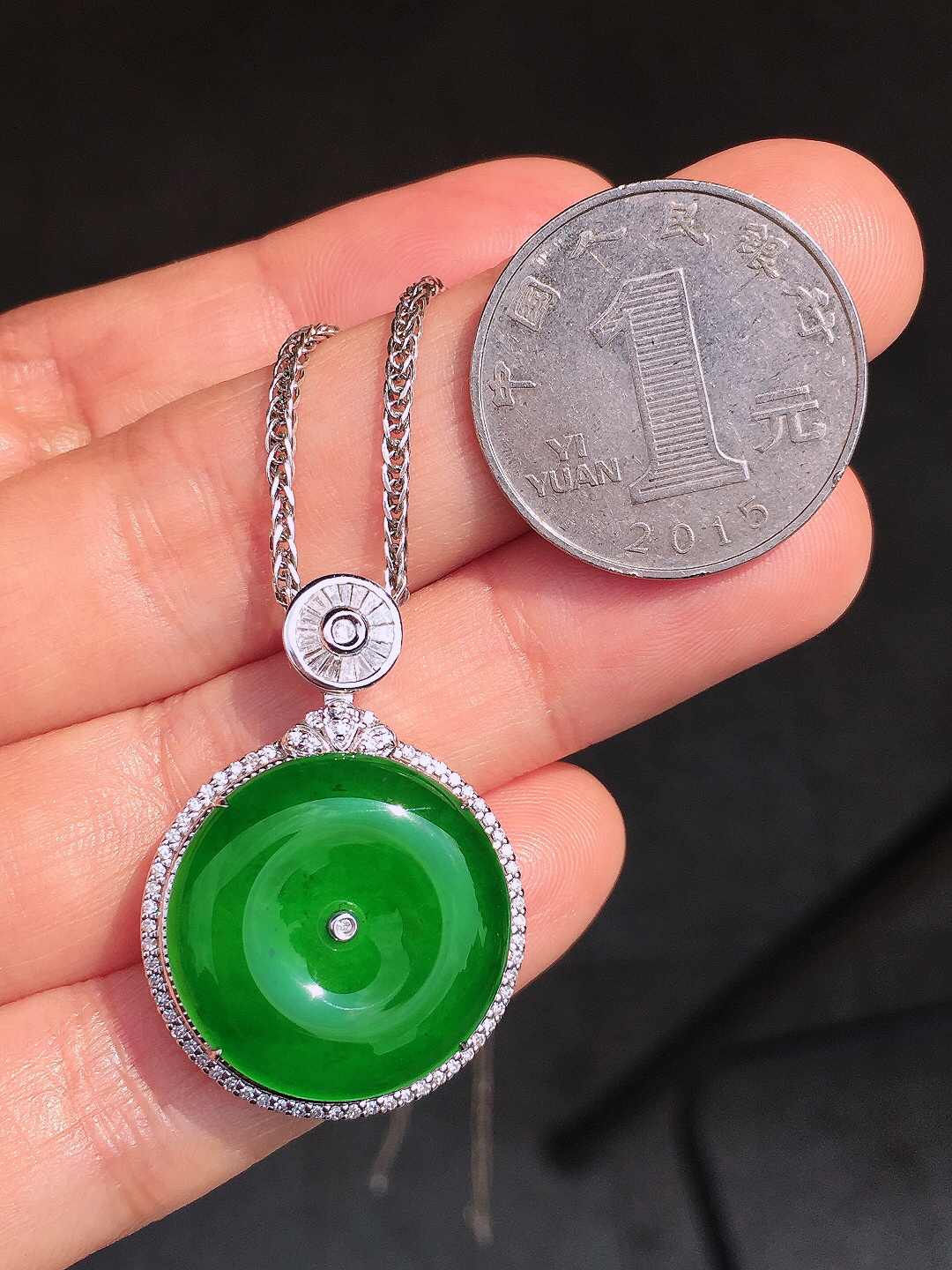 阳绿平安扣吊坠，色泽均匀艳丽，玉质细腻，荧光感超
强，饱满圆润，尽显优雅气质，18k
金豪华镶嵌