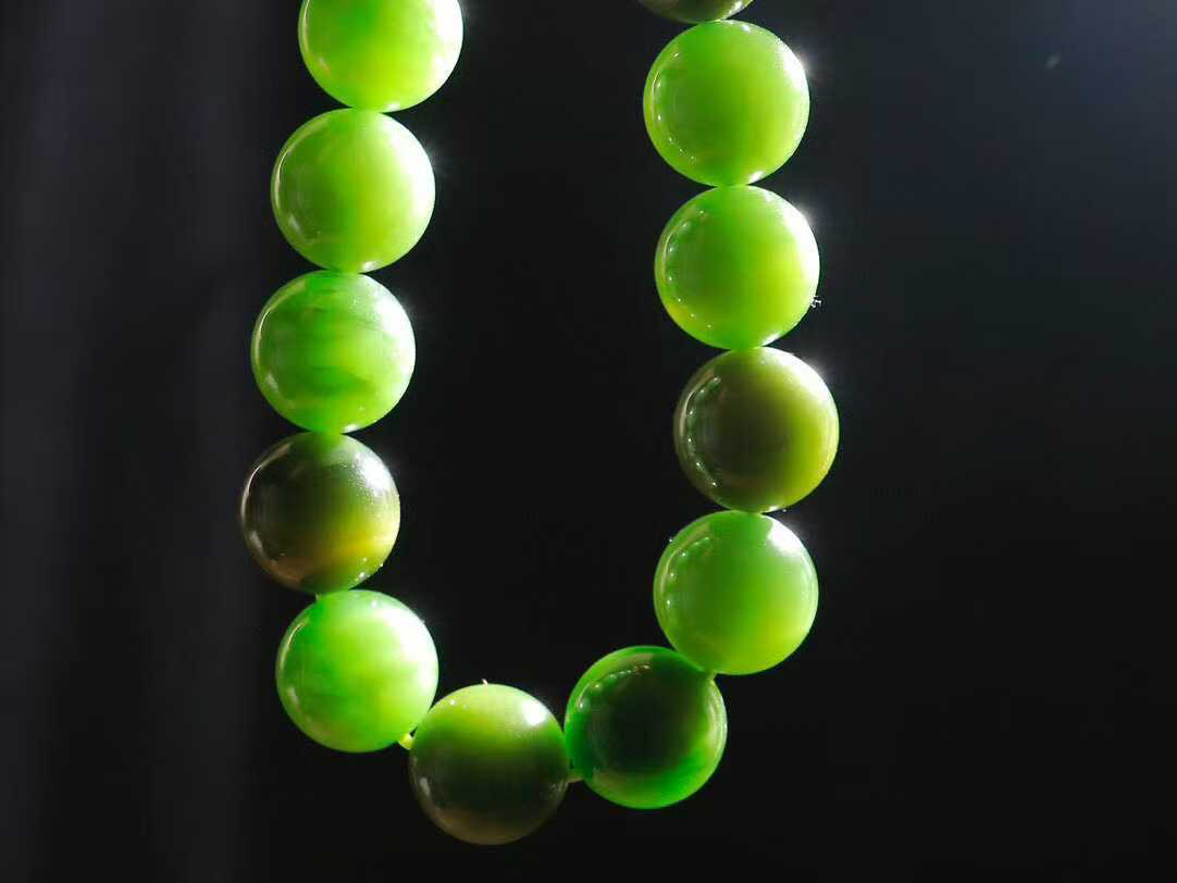 【福运绵延】

精品和田玉碧玉猫眼圆珠手串，承载着千年玉文化的深厚底蕴，寓意吉祥如意、福运绵长。每一颗珠子都经过精心打磨，圆润光滑，为您带来宁静与祥和。重73.5克  尺寸取一14.9mm  21301268O