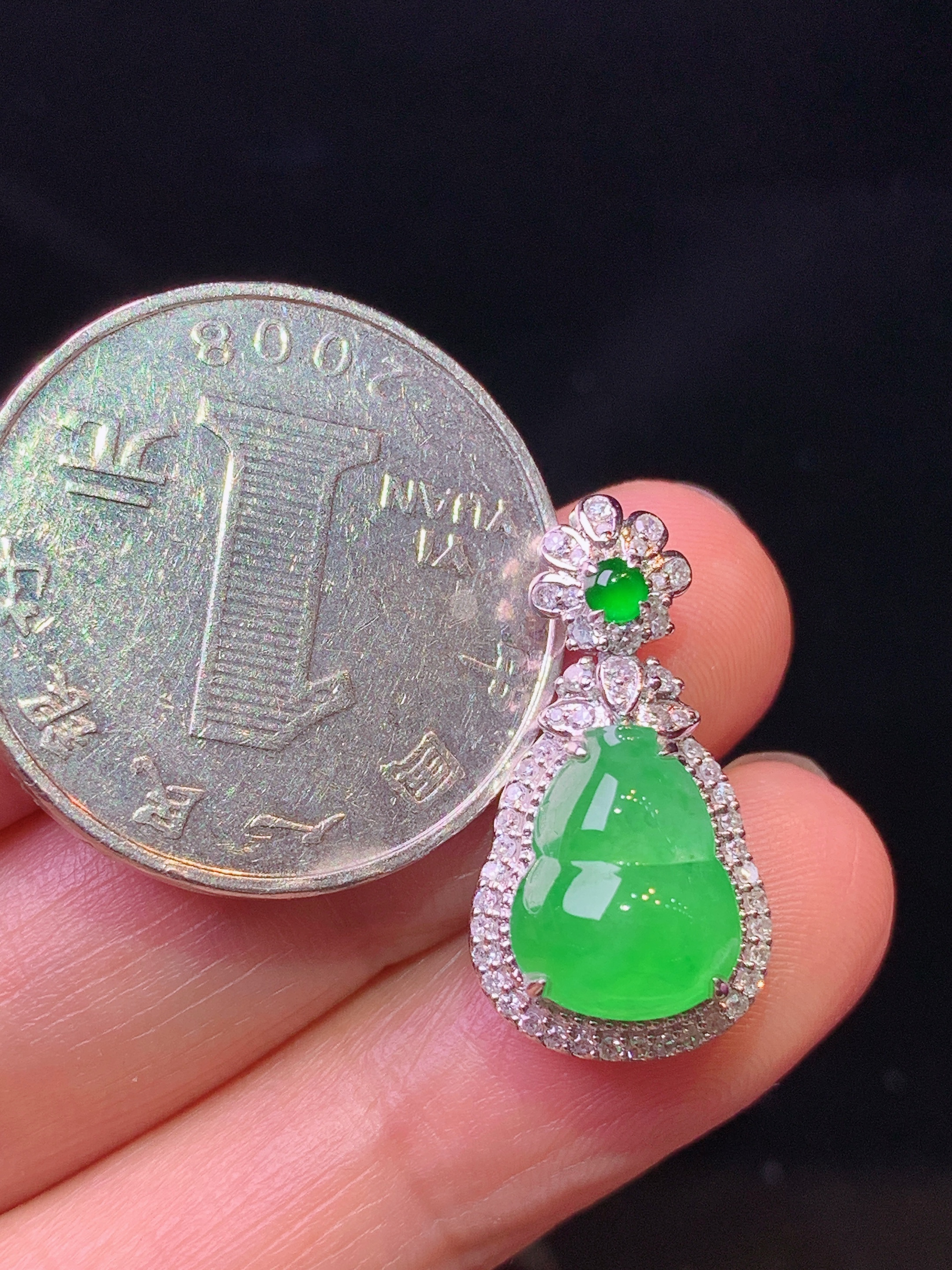 18k金钻镶嵌翠绿葫芦吊坠 玉质细腻 色泽艳丽清新 水润亮眼 整体尺寸22.3*12*9h1