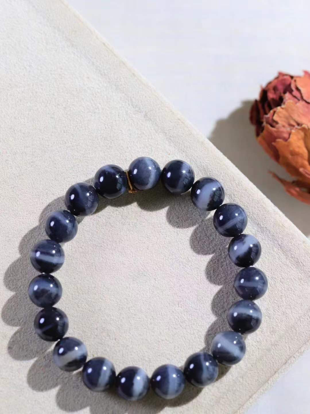 【籽.珠圆玉润.手串】

新疆和田青花籽料珠圆玉润手串 玉质温润细腻  整串打磨圆润，佩戴舒适。珠珠落玉盘，间关莺语花底滑，一生美好时光，无论身在何处，都有它相伴相守。事事顺遂，幸福美满，吉祥如意。重29.7克   尺寸取一10mm   FDL-78371733